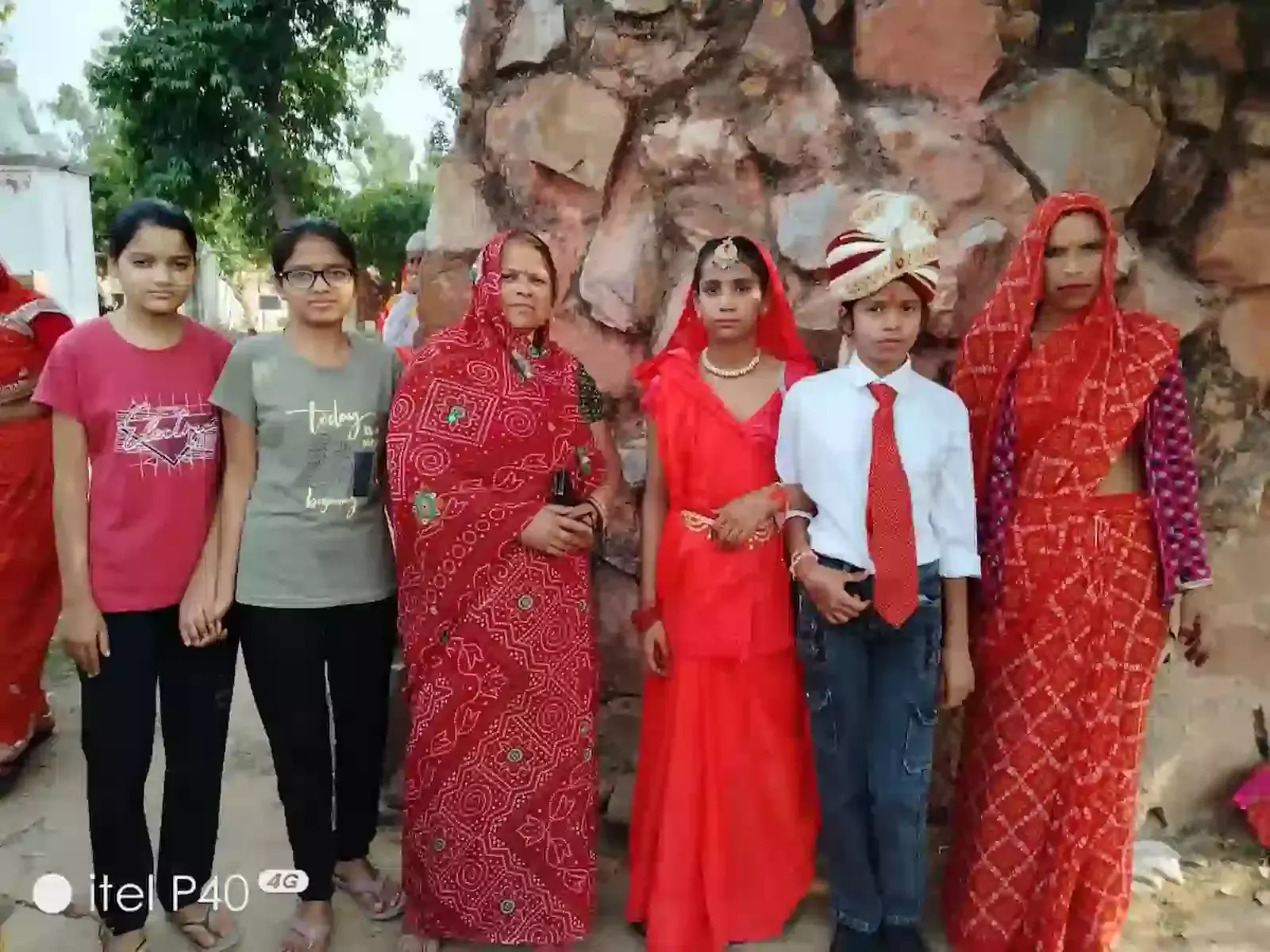 भुसावर के रघुनाथ गार्डन में गणगौर पर्व पर ईसर और माता गौरा की पूजा करती महिलाएं और युवतियां।