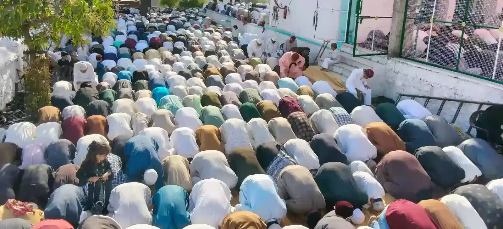 डूंगरपुर के नवाडेरा ईदगाह में सामूहिक नमाज पढ़ते मुस्लिम समुदाय के लोग और शहर में निकलता ईद का जुलूस। डूंगरपुर के नवाडेरा ईदगाह में सामूहिक नमाज पढ़ते मुस्लिम समुदाय के लोग और शहर में निकलता ईद का जुलूस।