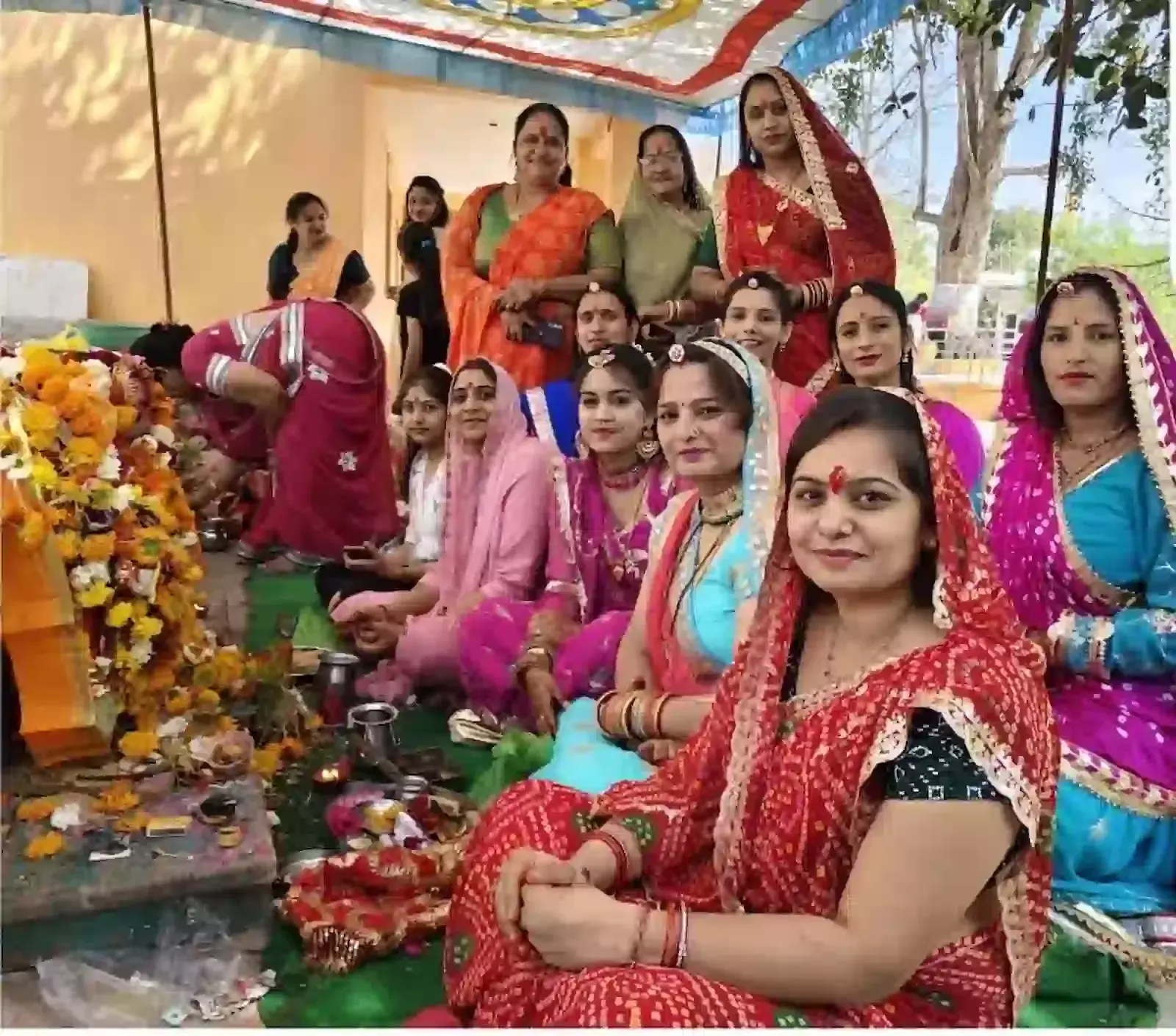 नया महादेव मंदिर में ईसर पार्वती की मूर्ति के सामने पूजा करती सुहागिन महिलाएं और कन्याएं। नया महादेव मंदिर में ईसर पार्वती की मूर्ति के सामने पूजा करती सुहागिन महिलाएं और कन्याएं।