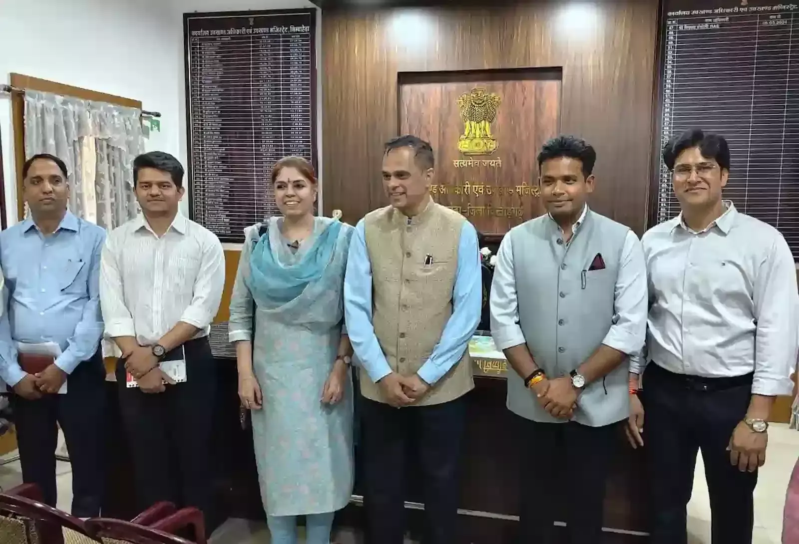निंबाहेड़ा उपखंड कार्यालय में मुख्य सचिव श्रीनिवासन का स्वागत करते अधिकारी और उनके पुराने सहकर्मी। निंबाहेड़ा उपखंड कार्यालय में मुख्य सचिव श्रीनिवासन का स्वागत करते अधिकारी और उनके पुराने सहकर्मी।
