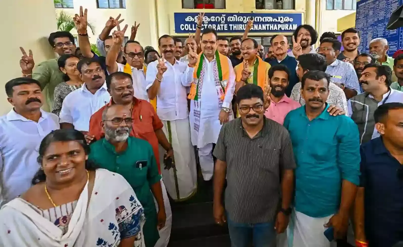 तिरुवनंतपुरम में भाजपा प्रत्याशियों के नामांकन पत्र दाखिल करवाने के दौरान जनसभा को संबोधित करते मुख्यमंत्री भजनलाल शर्मा। तिरुवनंतपुरम में भाजपा प्रत्याशियों के नामांकन पत्र दाखिल करवाने के दौरान जनसभा को संबोधित करते मुख्यमंत्री भजनलाल शर्मा।