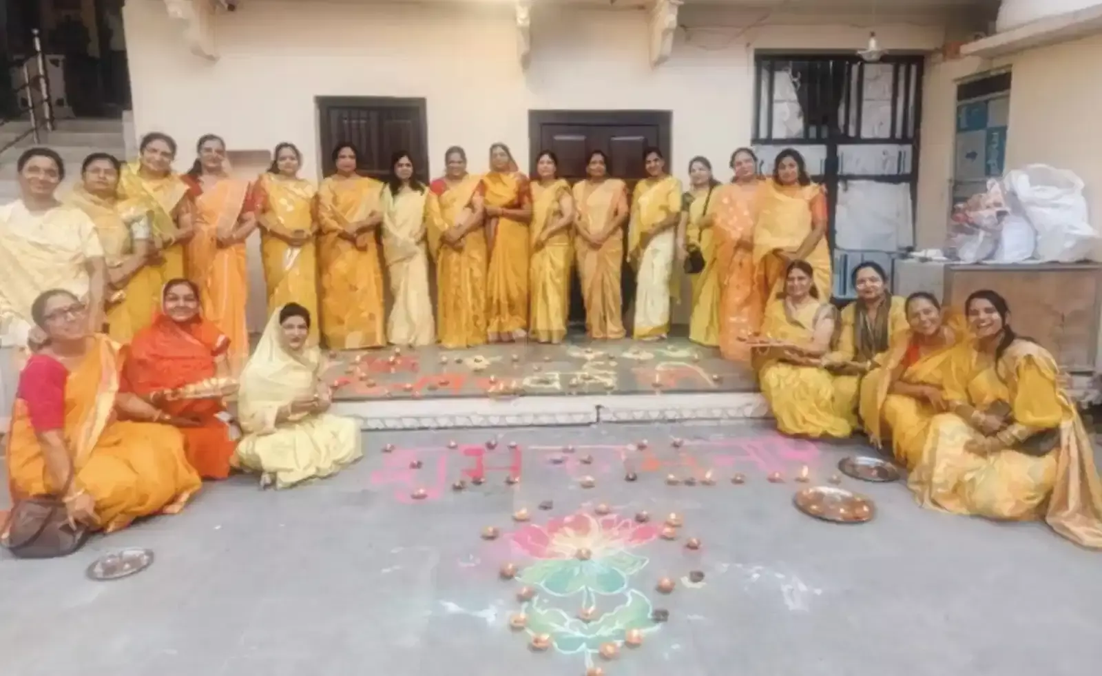 बारां के श्रीसत्यनारायण मंदिर में हिंदू नववर्ष पर दीपदान और महाआरती करती अग्रवाल जागृति संगठन की महिलाएं। बारां के श्रीसत्यनारायण मंदिर में हिंदू नववर्ष पर दीपदान और महाआरती करती अग्रवाल जागृति संगठन की महिलाएं।