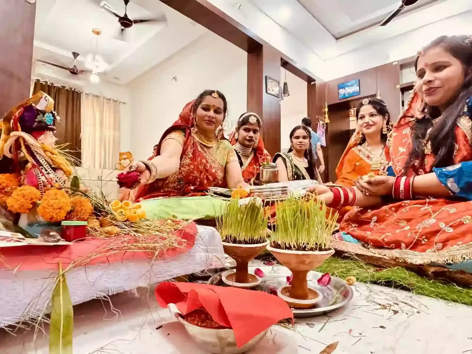 कोटा के श्रीनाथपुरम में पारंपरिक वेशभूषा में ईसर गणगौर का पूजन करतीं महिलाएं। कोटा के श्रीनाथपुरम में पारंपरिक वेशभूषा में ईसर गणगौर का पूजन करतीं महिलाएं।