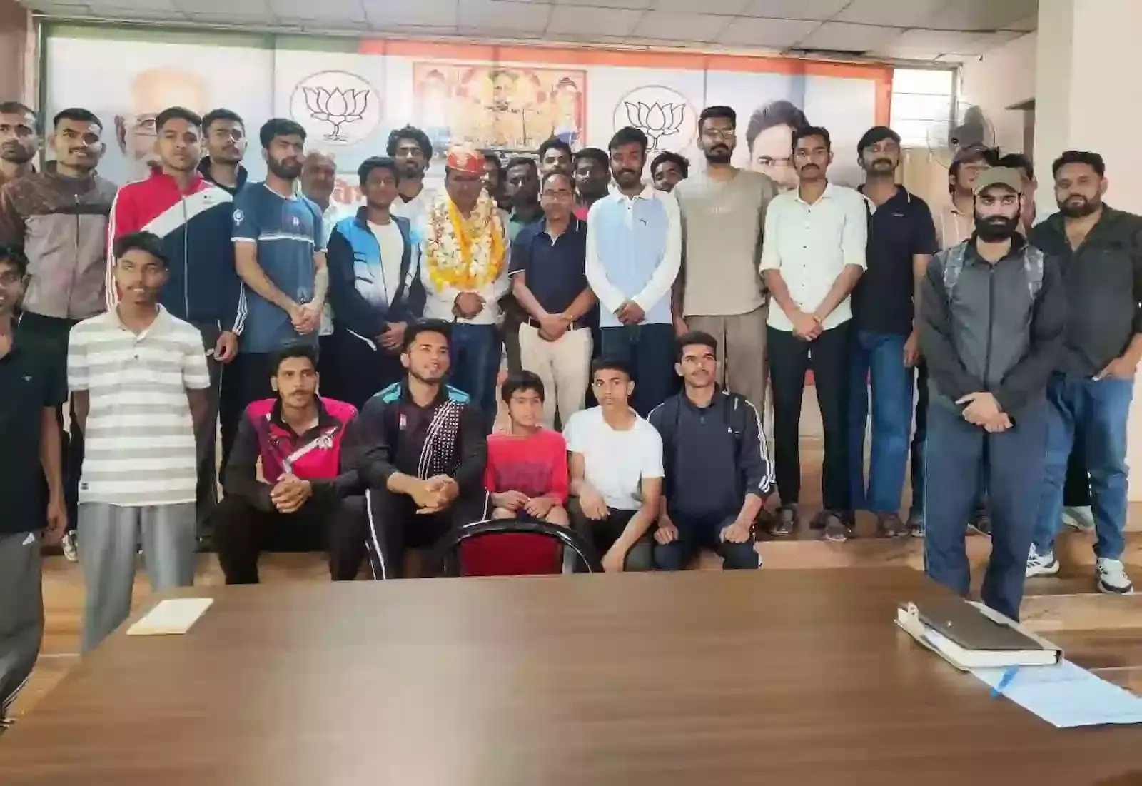 चित्तौड़गढ़ में विधायक चंद्रभान सिंह आक्या का अभिनंदन करते जिला एथलेटिक्स संघ के पदाधिकारी और खिलाड़ी। चित्तौड़गढ़ में विधायक चंद्रभान सिंह आक्या का अभिनंदन करते जिला एथलेटिक्स संघ के पदाधिकारी और खिलाड़ी।
