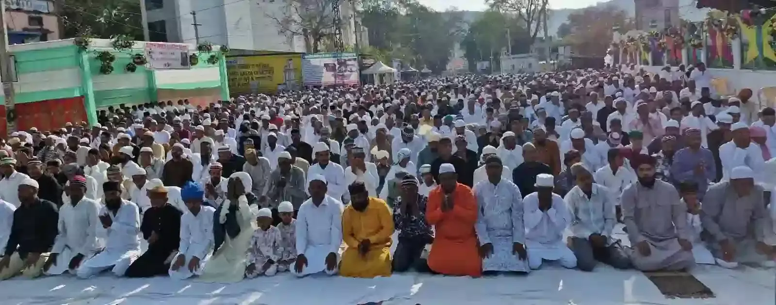 चित्तौड़गढ़ की ईदगाह मस्जिद में ईद की नमाज के लिए एकत्रित हजारों लोग और प्रशासनिक अधिकारी चित्तौड़गढ़ की ईदगाह मस्जिद में ईद की नमाज के लिए एकत्रित हजारों लोग और प्रशासनिक अधिकारी