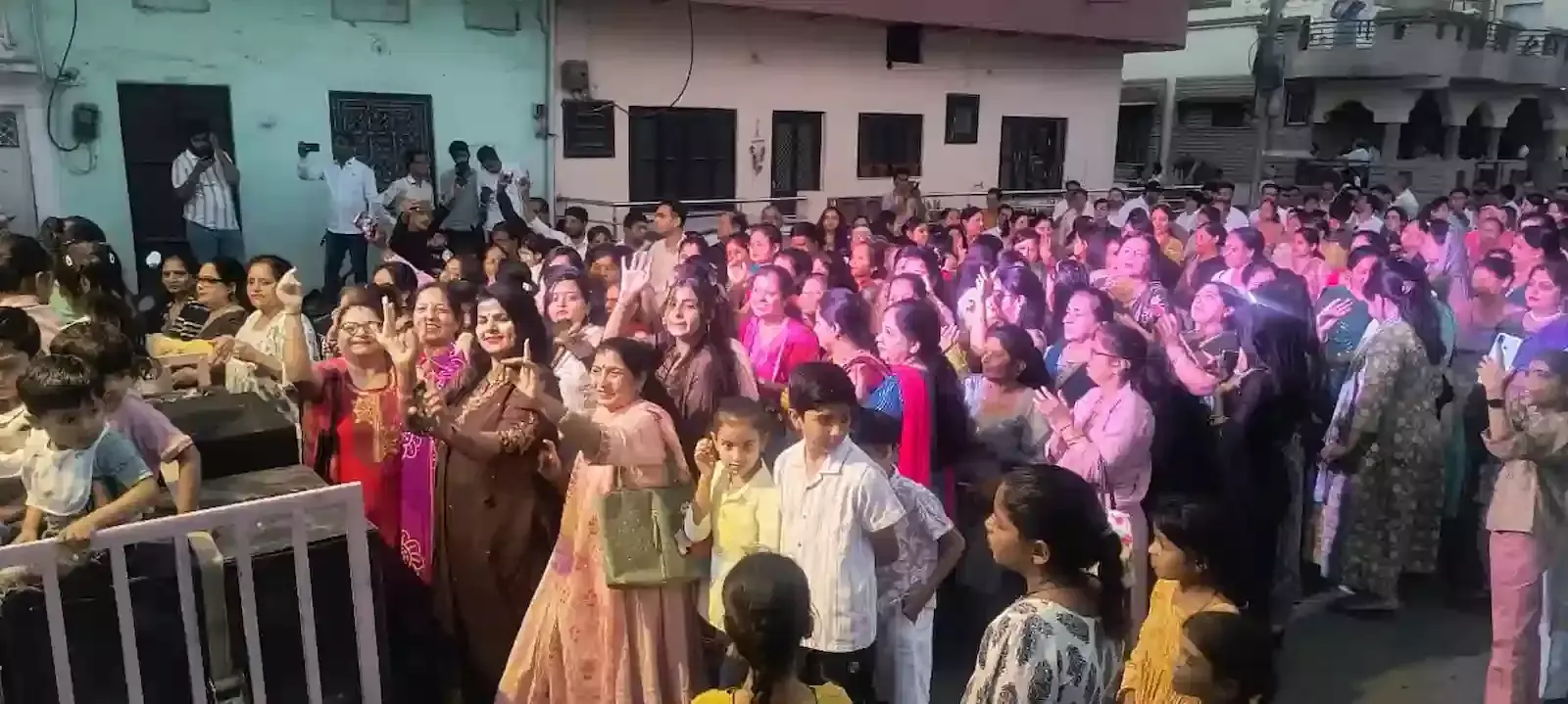 चित्तौड़गढ़ में चेटीचण्ड के अवसर पर रथ में विराजित भगवान झूलेलाल की प्रतिमा और शोभा यात्रा में शामिल लोग। चित्तौड़गढ़ में चेटीचण्ड के अवसर पर रथ में विराजित भगवान झूलेलाल की प्रतिमा और शोभा यात्रा में शामिल लोग।