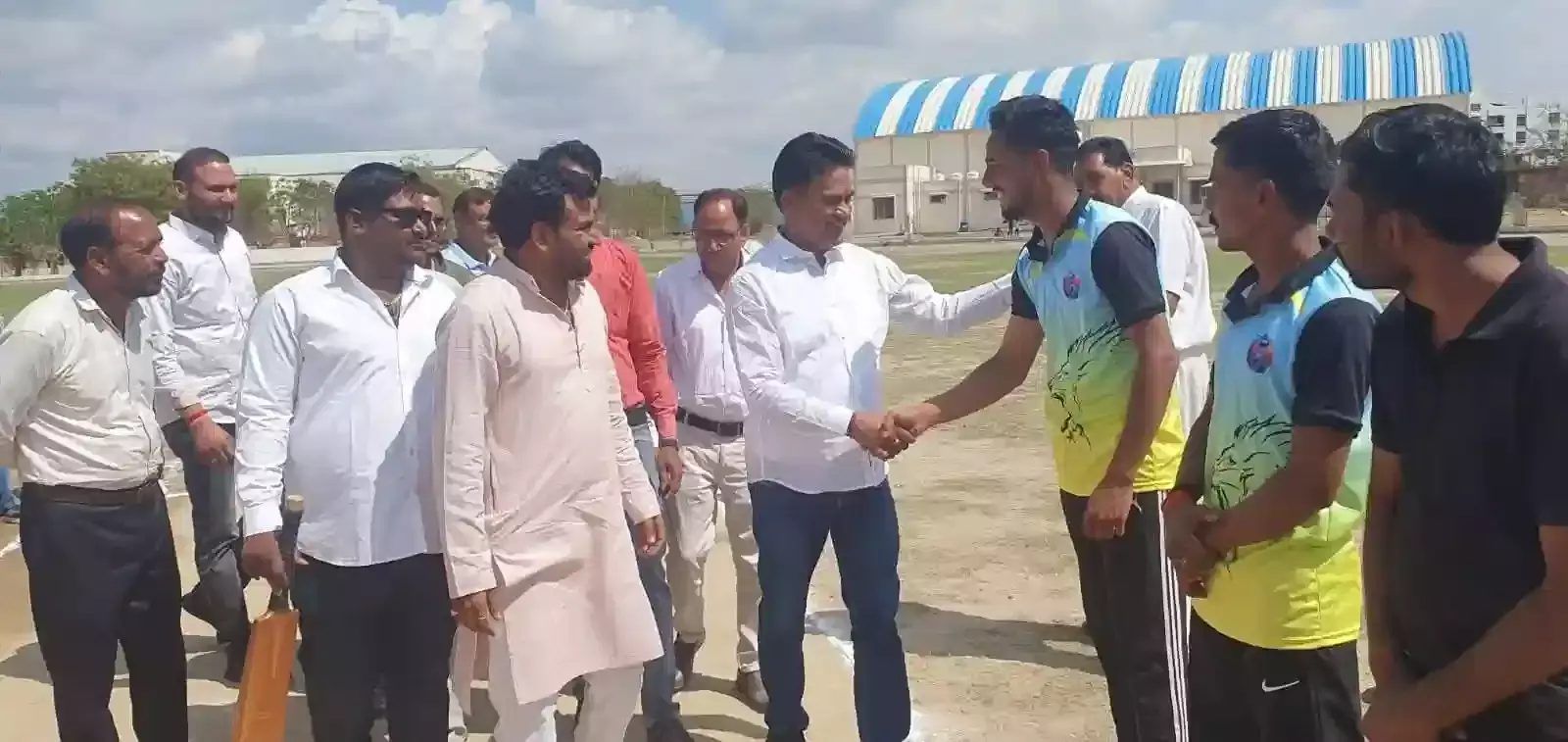 चित्तौड़गढ़ के इंदिरा गांधी स्टेडियम में गर्ग ब्राह्मण समाज क्रिकेट प्रतियोगिता का उद्घाटन करते अतिथि और खिलाड़ी। चित्तौड़गढ़ के इंदिरा गांधी स्टेडियम में गर्ग ब्राह्मण समाज क्रिकेट प्रतियोगिता का उद्घाटन करते अतिथि और खिलाड़ी।