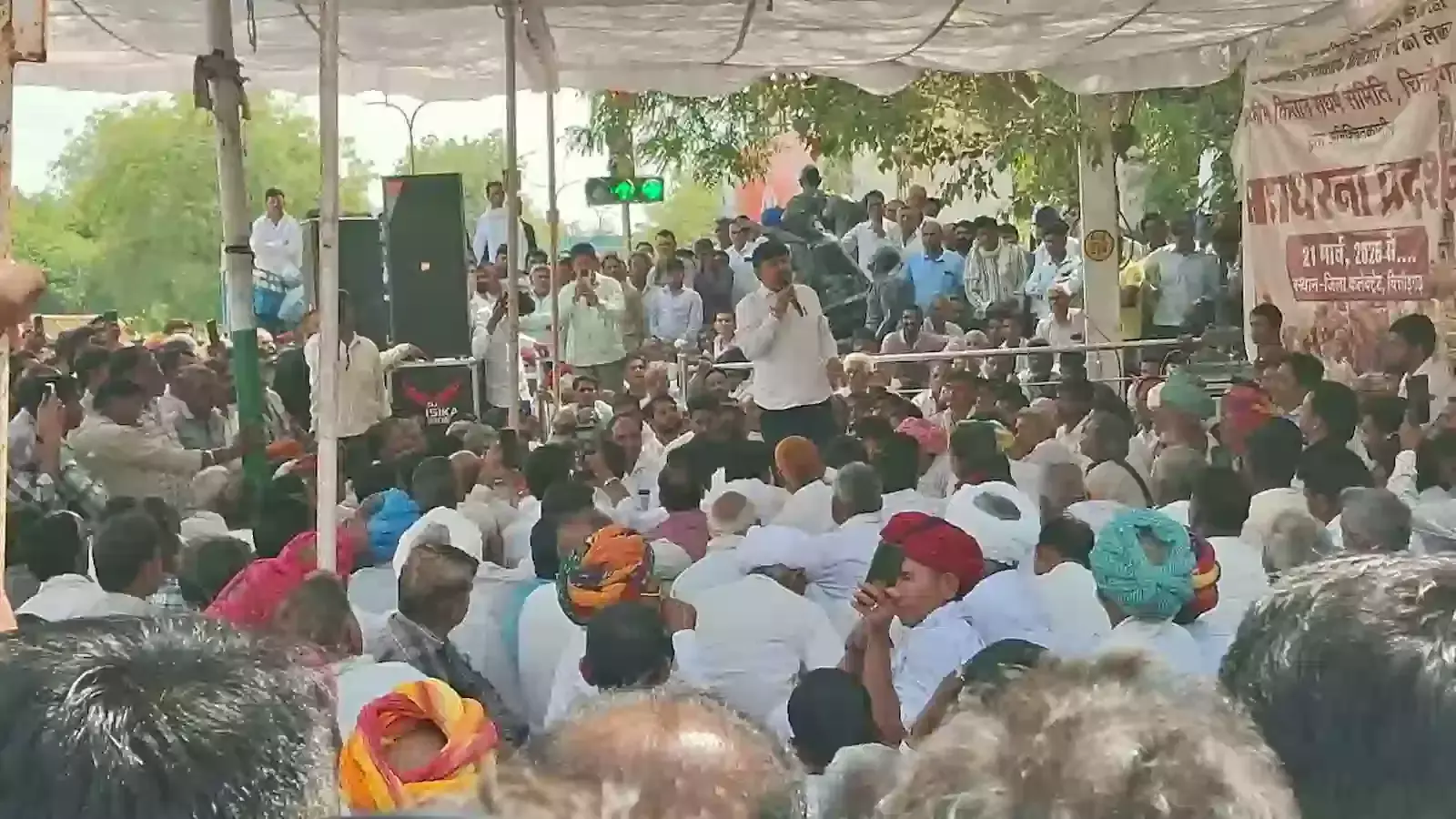 चित्तौड़गढ़ कलेक्ट्रेट के बाहर विरोध प्रदर्शन करते अफीम किसान और संघर्ष समिति के सदस्य। चित्तौड़गढ़ कलेक्ट्रेट के बाहर विरोध प्रदर्शन करते अफीम किसान और संघर्ष समिति के सदस्य।