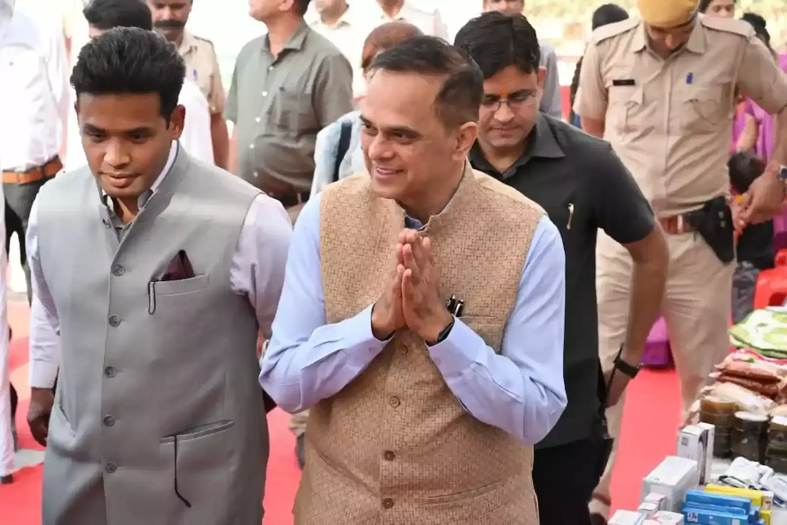 निंबाहेड़ा उपखंड कार्यालय में मुख्य सचिव श्रीनिवासन का स्वागत करते अधिकारी और सहकर्मी। निंबाहेड़ा उपखंड कार्यालय में मुख्य सचिव श्रीनिवासन का स्वागत करते अधिकारी और सहकर्मी।