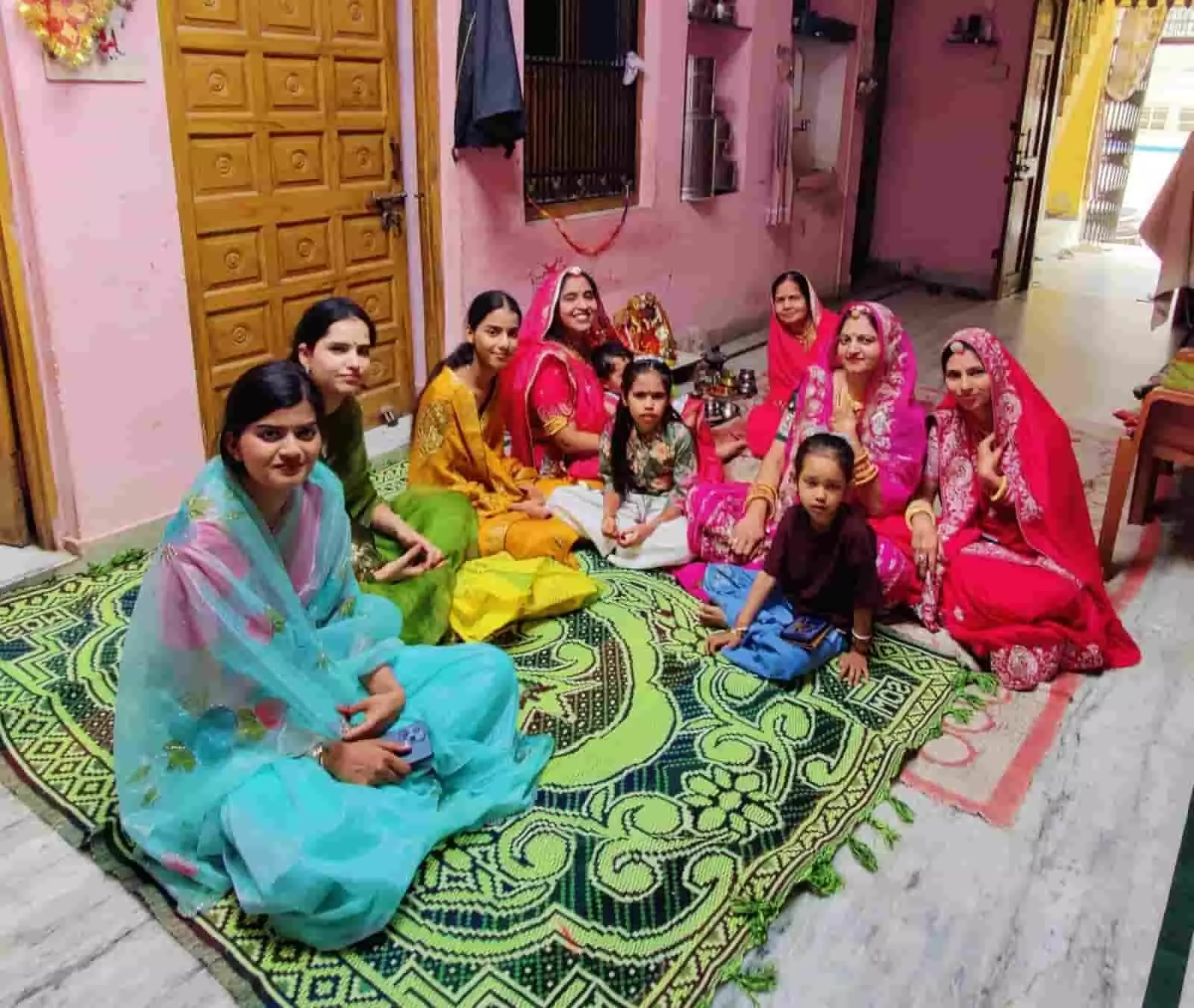 खेरोदा में पारंपरिक वेशभूषा पहने महिलाएं ईसर और गवरजा की मूर्तियों की पूजा करती हुई खेरोदा में पारंपरिक वेशभूषा पहने महिलाएं ईसर और गवरजा की मूर्तियों की पूजा करती हुई