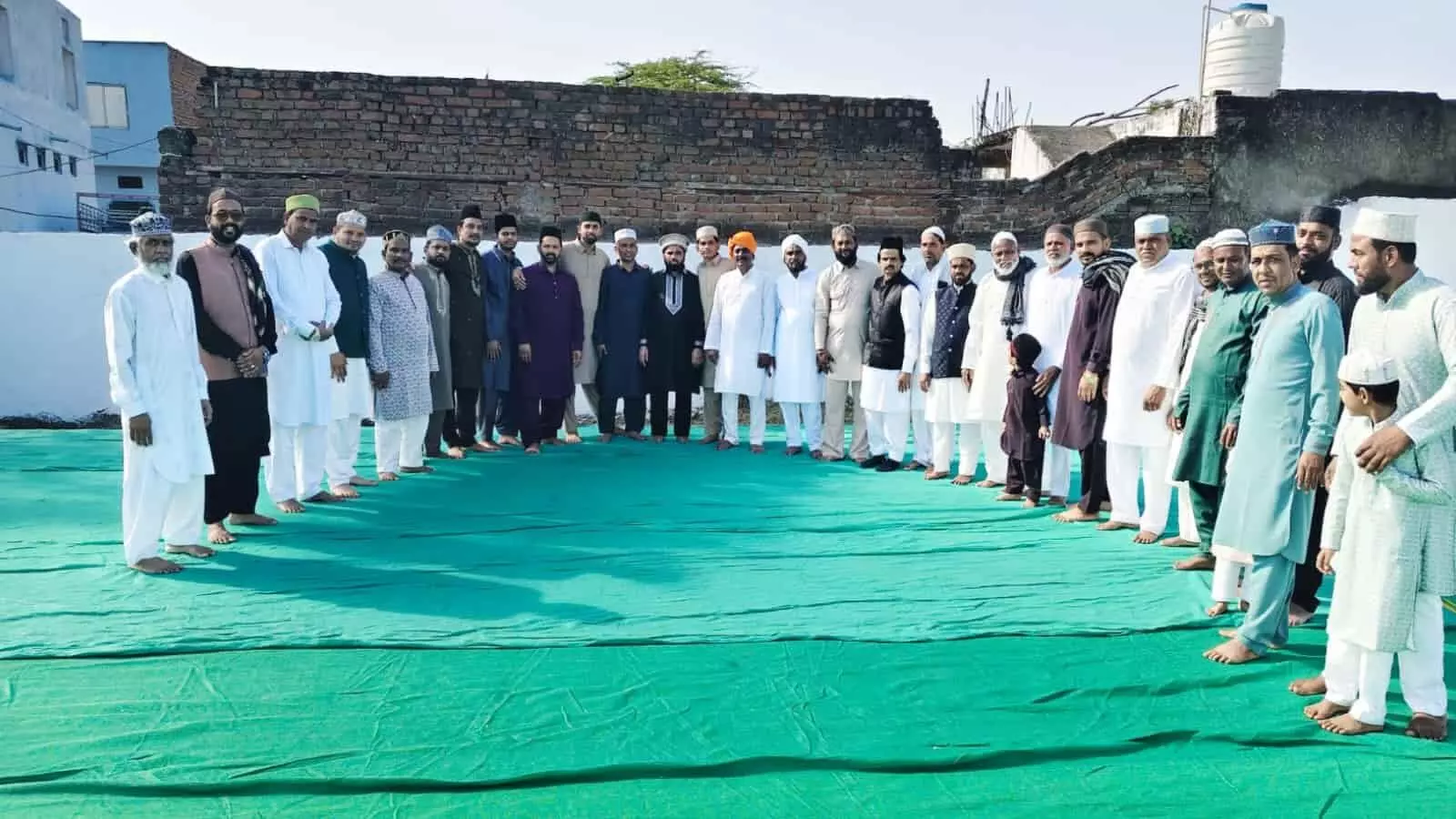 फतहनगर ईदगाह में ईद-उल-फितर की नमाज के लिए एकत्रित हुए मुस्लिम समुदाय के लोग।