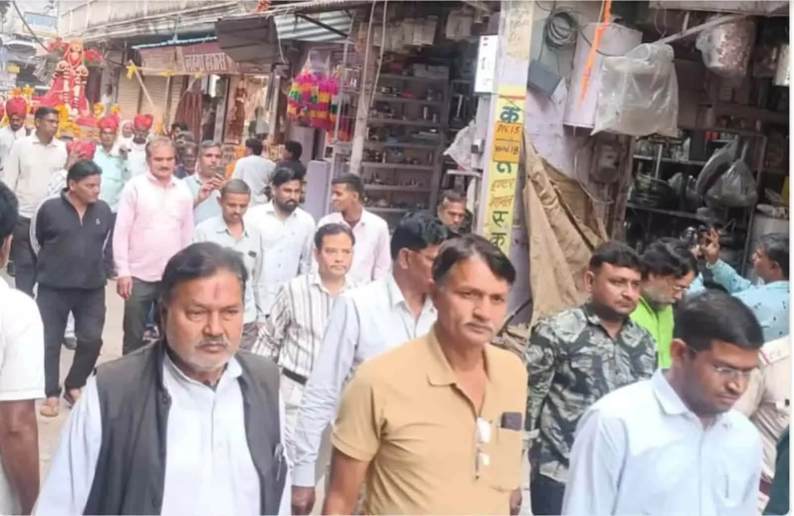 गंगापुर सिटी के मुख्य बाजार में नगर परिषद द्वारा निकाली जा रही गणगौर माता की पारंपरिक भव्य शोभायात्रा।