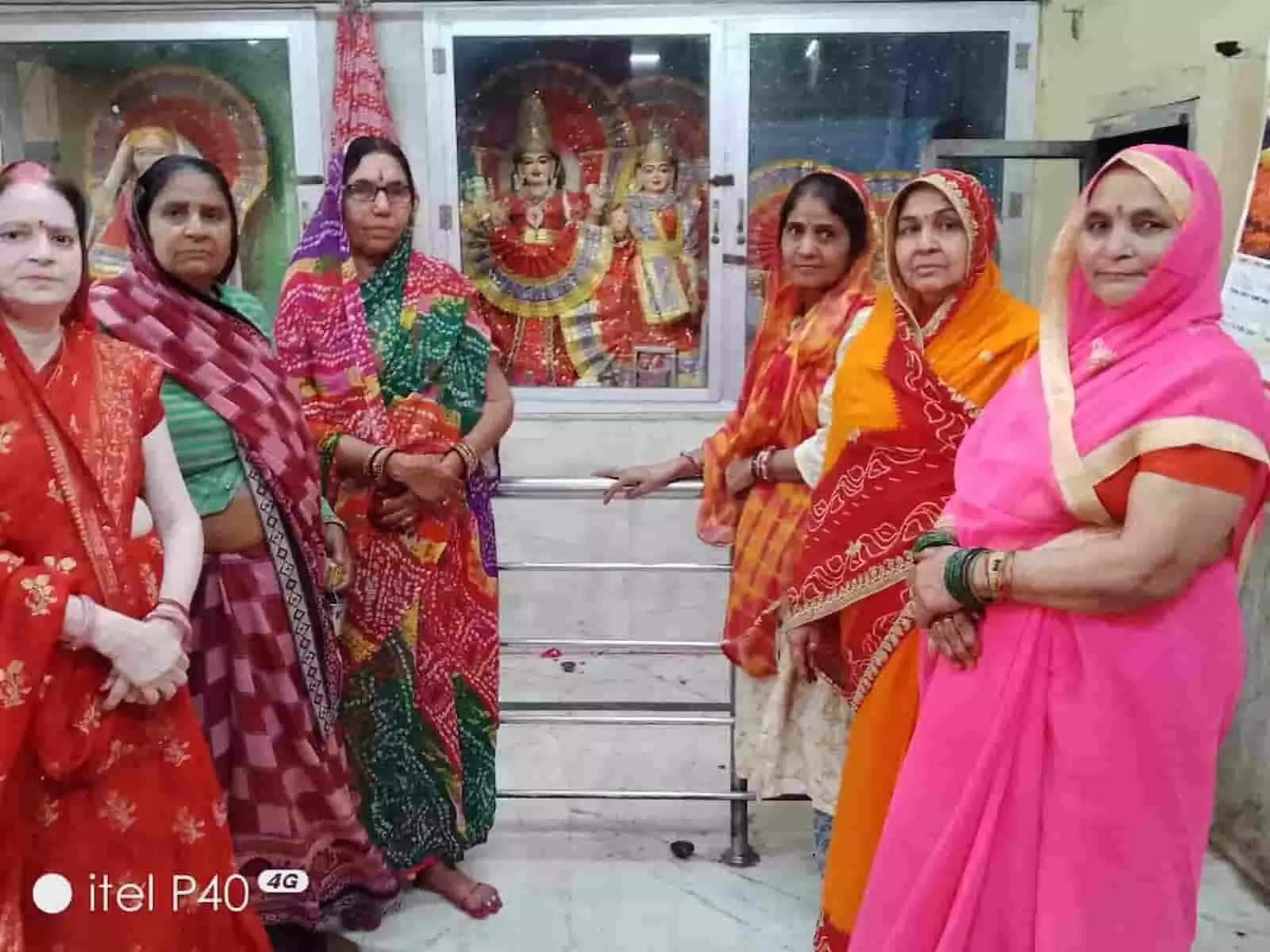 भुसावर के मंदिर में मत्स्य जयंती पर भगवान विष्णु की पूजा करते हुए श्रद्धालु और भजन मंडली। भुसावर के मंदिर में मत्स्य जयंती पर भगवान विष्णु की पूजा करते हुए श्रद्धालु और भजन मंडली।