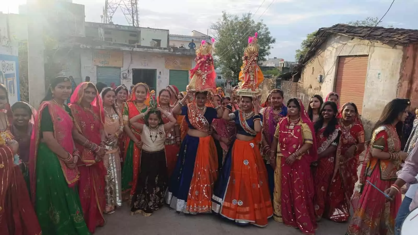 झाड़ोल के गणगौर महोत्सव में पारंपरिक परिधान पहने महिलाएं सिर पर गणगौर की प्रतिमा लिए मार्ग से गुजर रही हैं। झाड़ोल के गणगौर महोत्सव में पारंपरिक परिधान पहने महिलाएं सिर पर गणगौर की प्रतिमा लिए मार्ग से गुजर रही हैं।