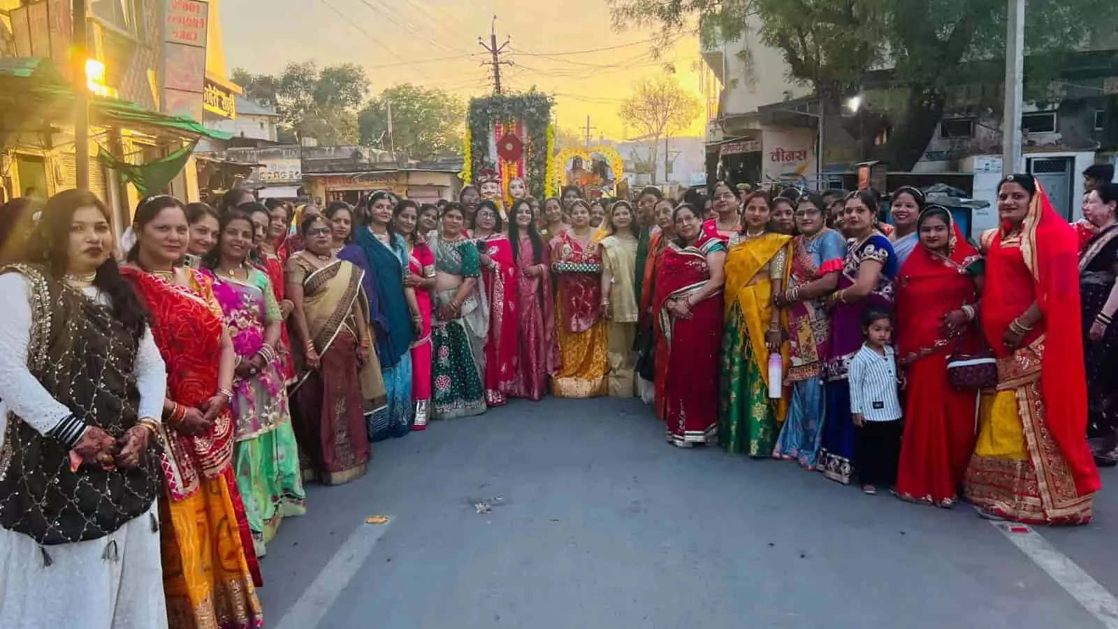 निम्बाहेड़ा के माहेश्वरी मोहल्ला में ईसर-पार्वती की प्रतिमाओं के साथ पूजा करती महिलाएं और शोभायात्रा का दृश्य। निम्बाहेड़ा के माहेश्वरी मोहल्ला में ईसर-पार्वती की प्रतिमाओं के साथ पूजा करती महिलाएं और शोभायात्रा का दृश्य।