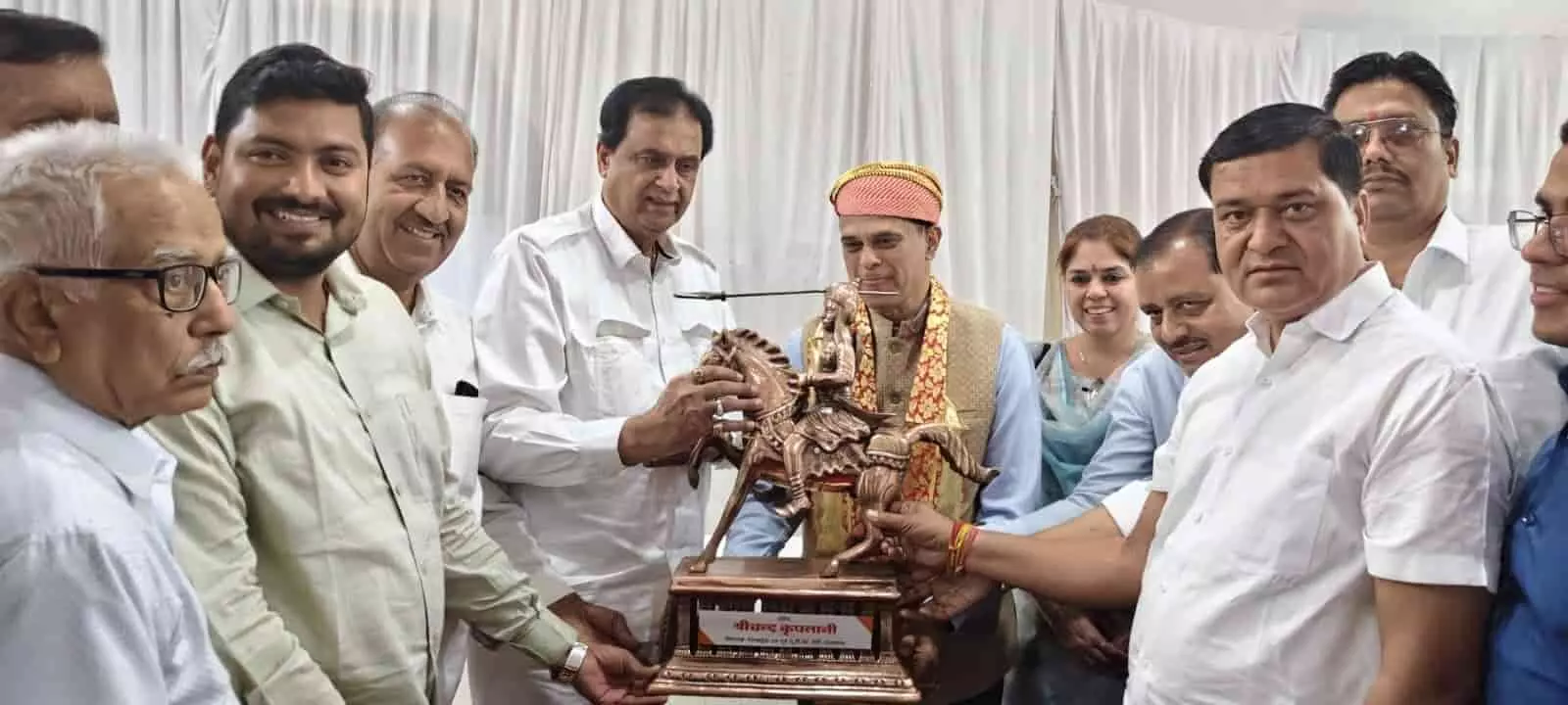 निंबाहेड़ा में पूर्व मंत्री श्रीचंद कृपलानी मुख्य सचिव वी श्रीनिवास को स्मृति चिन्ह भेंट कर स्वागत करते हुए। निंबाहेड़ा में पूर्व मंत्री श्रीचंद कृपलानी मुख्य सचिव वी श्रीनिवास को स्मृति चिन्ह भेंट कर स्वागत करते हुए।