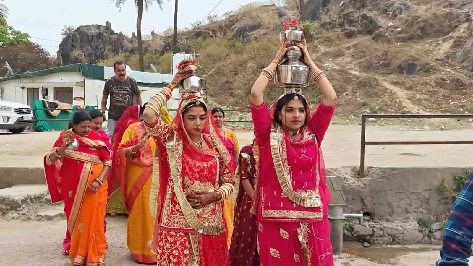 माउंट आबू की नक्की झील में पारंपरिक वेशभूषा में महिलाएं गणगौर प्रतिमा का विसर्जन कर रही हैं।