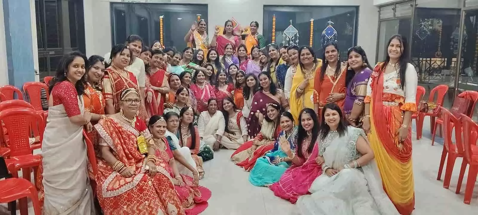 मरोल मुंबई में पारंपरिक गणगौर उत्सव के दौरान रंगीन वेशभूषा में समूह में खड़ी राजस्थानी महिलाएं।