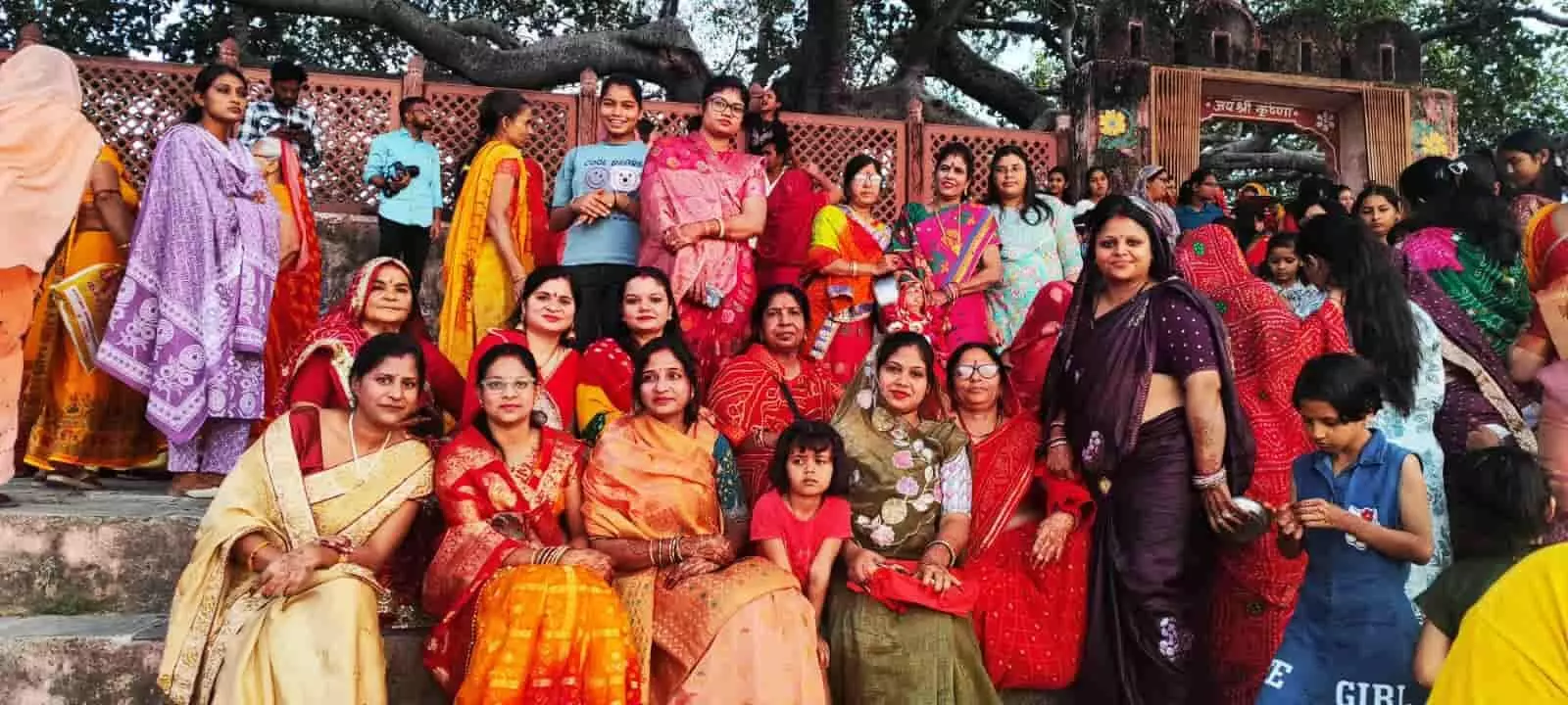 झालरापाटन के गणगौर घाट पर ईसर और गणगौर की पूजा करतीं अनेक महिलाएं। झालरापाटन के गणगौर घाट पर ईसर और गणगौर की पूजा करतीं अनेक महिलाएं।