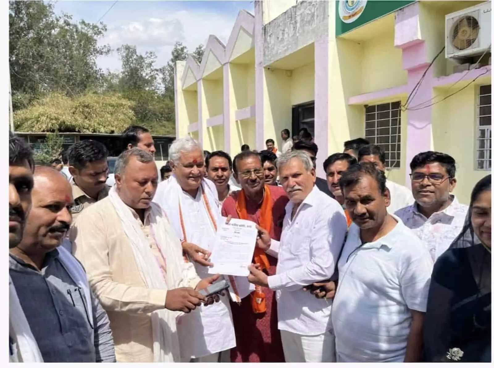 बारां में कृषि मंत्री को ज्ञापन सौंपते कांग्रेस जिलाध्यक्ष हंसराज मीणा और कार्यकर्ता। बारां में कृषि मंत्री को ज्ञापन सौंपते कांग्रेस जिलाध्यक्ष हंसराज मीणा और कार्यकर्ता।