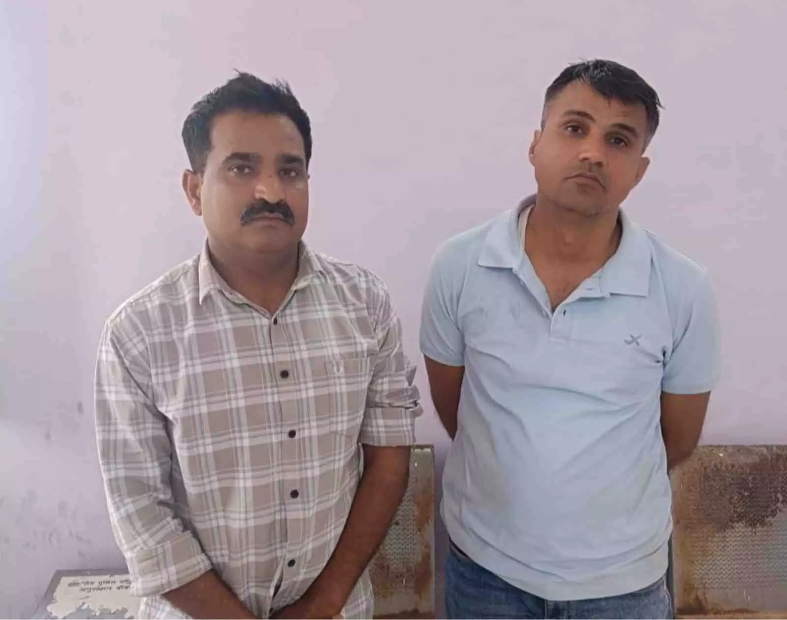 उदयपुर में भ्रष्टाचार निरोधक ब्यूरो की टीम रिश्वत के मामले में पुलिस अधिकारियों को गिरफ्तार करते हुए। उदयपुर में भ्रष्टाचार निरोधक ब्यूरो की टीम रिश्वत के मामले में पुलिस अधिकारियों को गिरफ्तार करते हुए।