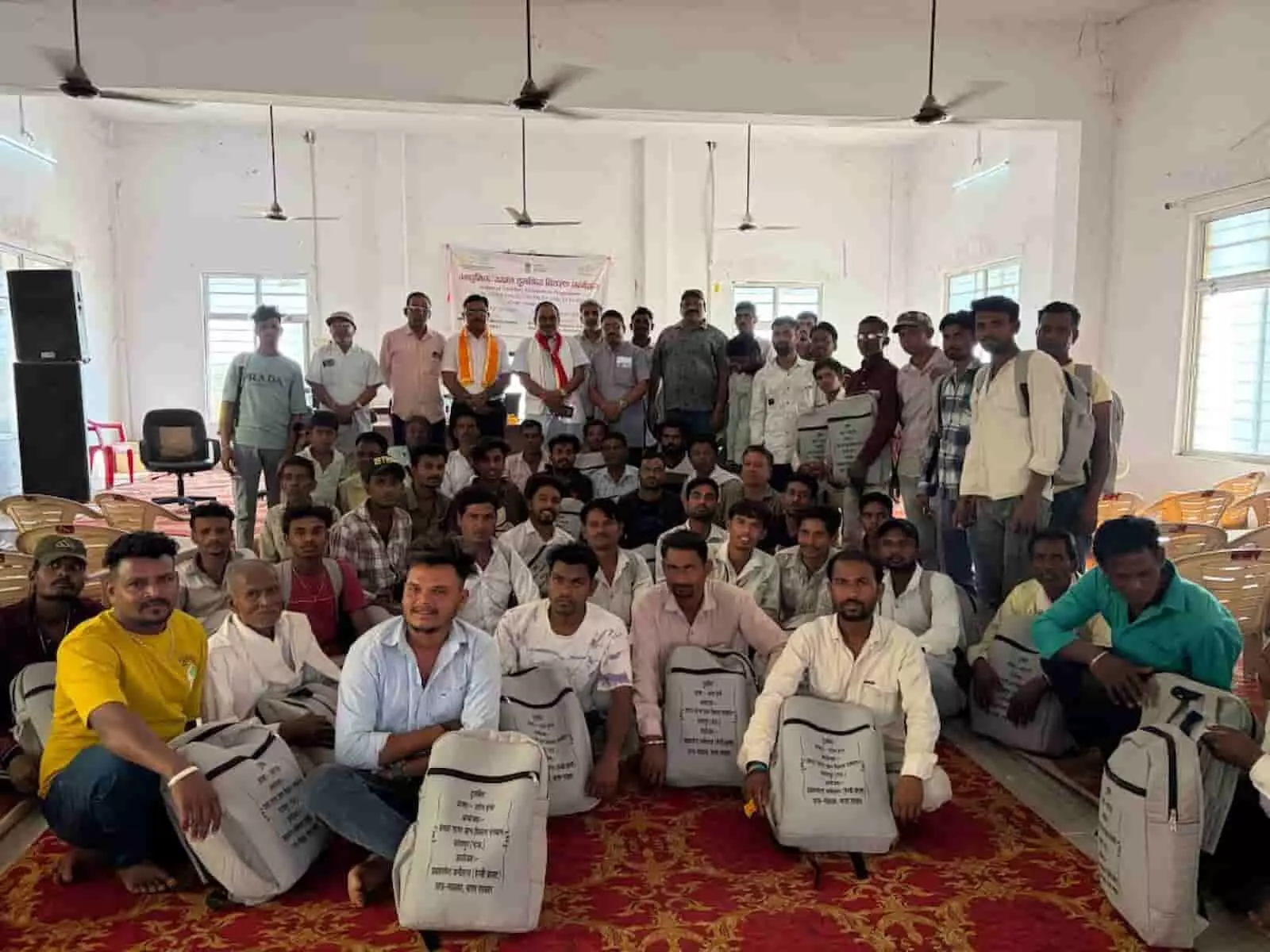 गढ़ी पंचायत समिति में विधायक और अधिकारी शिल्पकारों को स्टोन इनले टूल किट बांटते हुए दिखाई दे रहे हैं। गढ़ी पंचायत समिति में विधायक और अधिकारी शिल्पकारों को स्टोन इनले टूल किट बांटते हुए दिखाई दे रहे हैं।