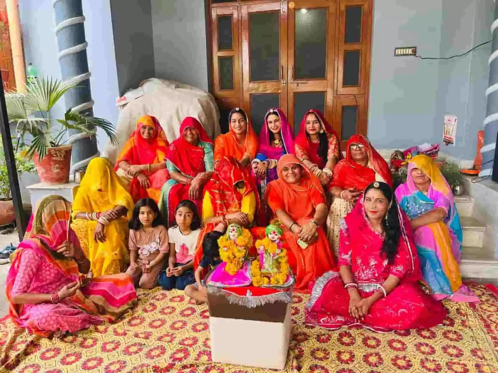 खेरोदा में पारंपरिक परिधान पहने महिलाएं और युवतियां गणगौर माता की मूर्ति की पूजा कर रही हैं। खेरोदा में पारंपरिक परिधान पहने महिलाएं और युवतियां गणगौर माता की मूर्ति की पूजा कर रही हैं।