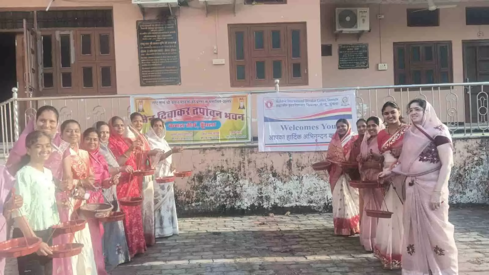 डूंगला के कमल तीर्थ परिसर में महावीर इंटरनेशनल के सदस्य पक्षियों के लिए पेड़ पर परिंडे बांधते हुए। डूंगला के कमल तीर्थ परिसर में महावीर इंटरनेशनल के सदस्य पक्षियों के लिए पेड़ पर परिंडे बांधते हुए।