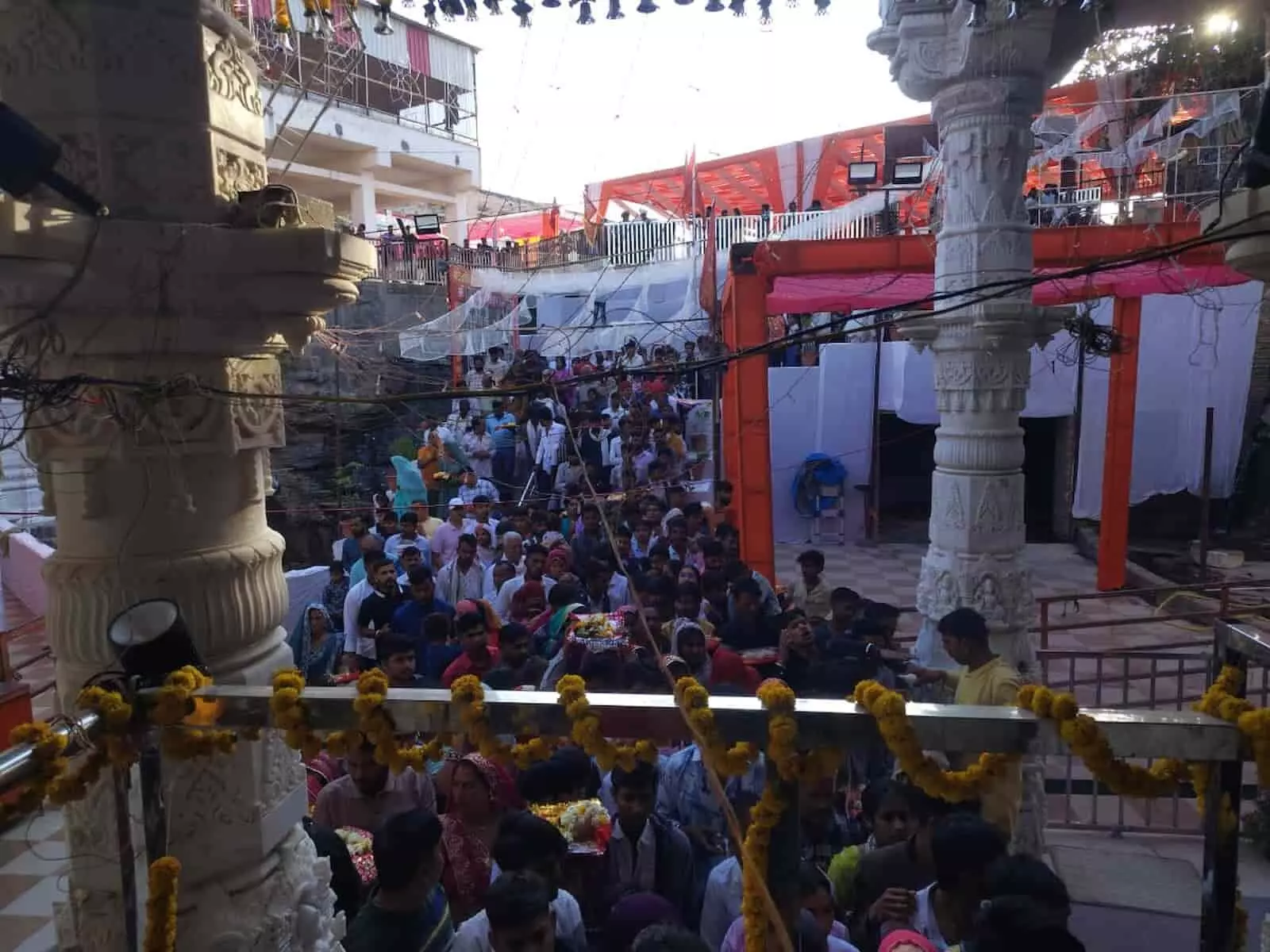 बेगूं के जोगणियां माता शक्तिपीठ मंदिर में शतचंडी महायज्ञ के दौरान हवन कुंड में आहुति देते हुए वेद विद्यालय के बटुक। बेगूं के जोगणियां माता शक्तिपीठ मंदिर में शतचंडी महायज्ञ के दौरान हवन कुंड में आहुति देते हुए वेद विद्यालय के बटुक।