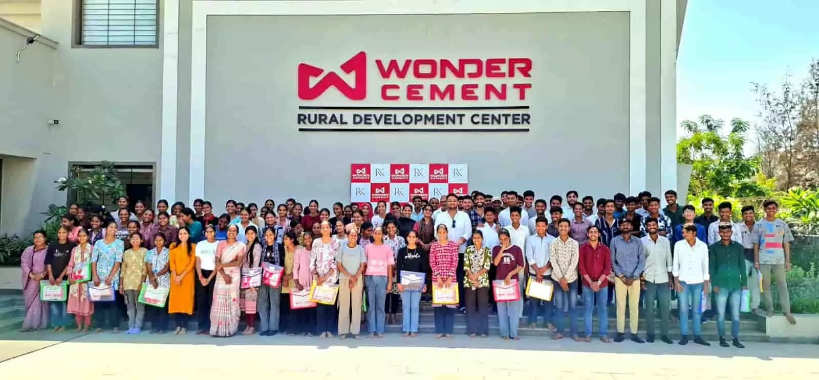 वंडर सीमेंट रुरल डवलपमेंट सेन्टर में विशेषज्ञों से मार्गदर्शन लेते कक्षा 12वीं के छात्र और शिक्षक। वंडर सीमेंट रुरल डवलपमेंट सेन्टर में विशेषज्ञों से मार्गदर्शन लेते कक्षा 12वीं के छात्र और शिक्षक।