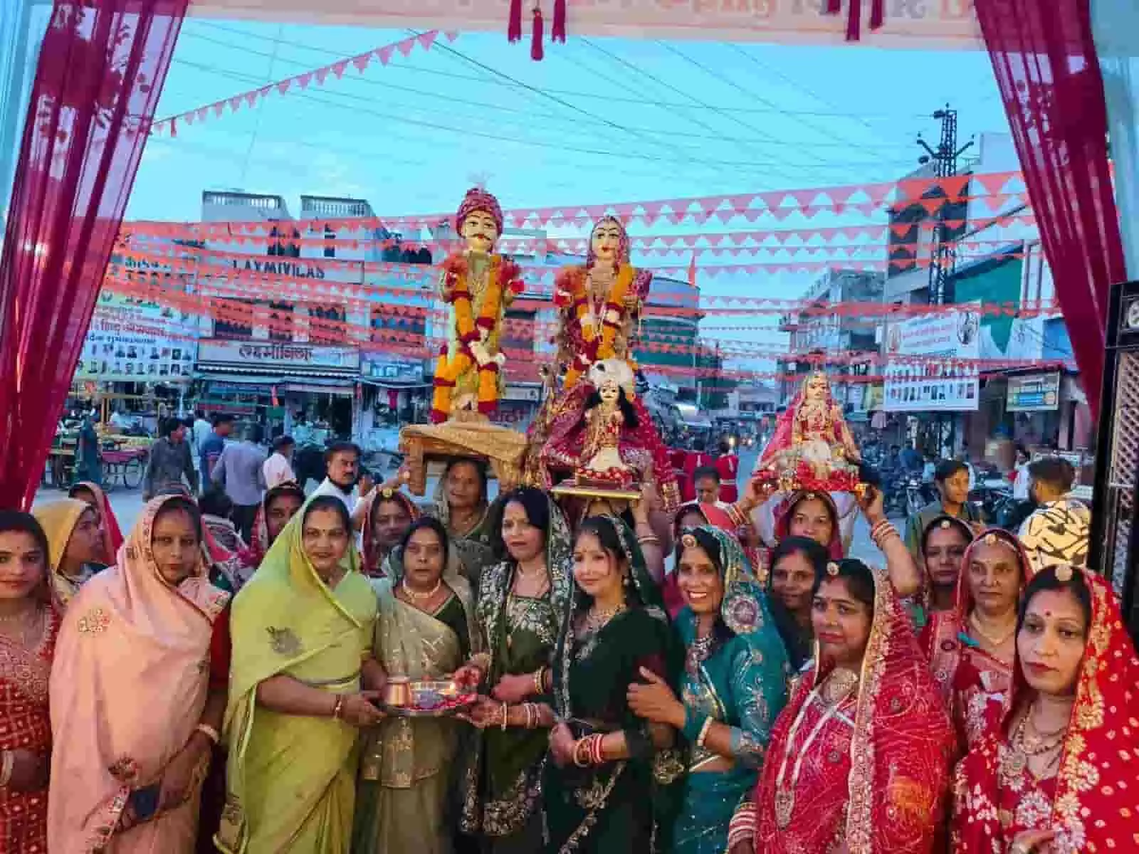 बेगूं में गणगौर महोत्सव के दौरान पारंपरिक कपड़ों में सजी महिलाएं शोभायात्रा में शामिल होकर लोकगीत गा रही हैं। बेगूं में गणगौर महोत्सव के दौरान पारंपरिक कपड़ों में सजी महिलाएं शोभायात्रा में शामिल होकर लोकगीत गा रही हैं।