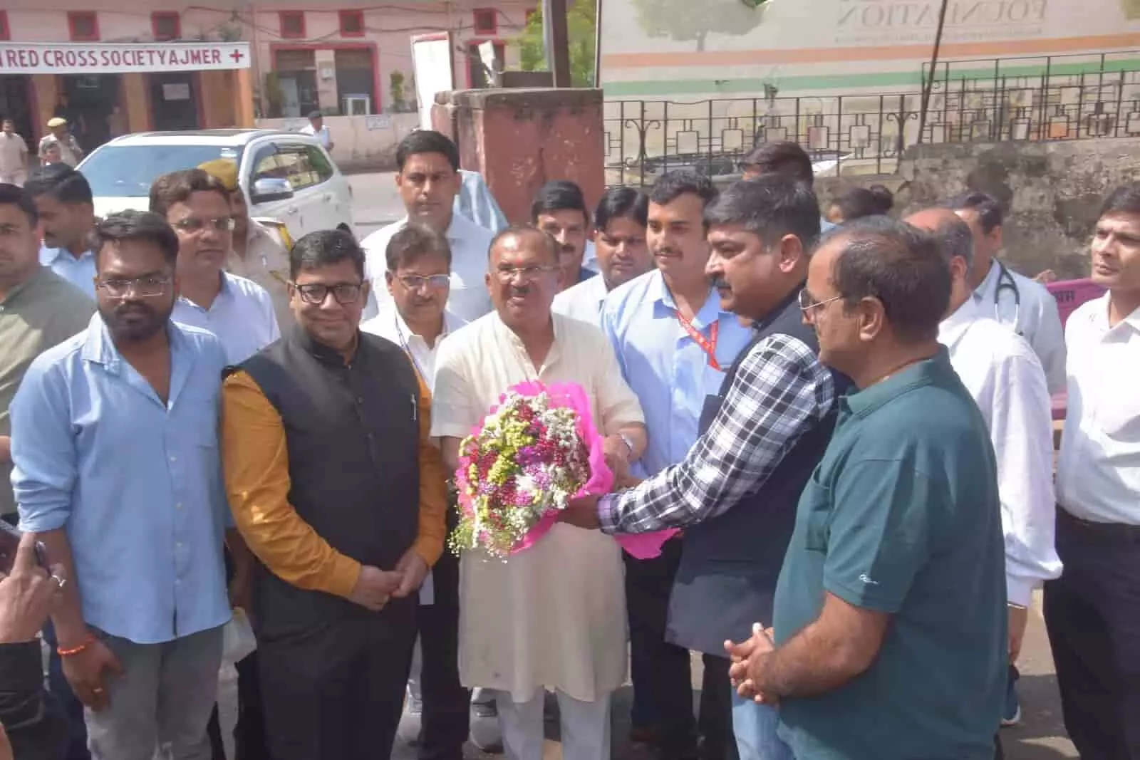 अजमेर में विधानसभा अध्यक्ष वासुदेव देवनानी जवाहर फाउंडेशन के अभियान में नागरिकों को कपड़े के थैले बांटते हुए। अजमेर में विधानसभा अध्यक्ष वासुदेव देवनानी जवाहर फाउंडेशन के अभियान में नागरिकों को कपड़े के थैले बांटते हुए।