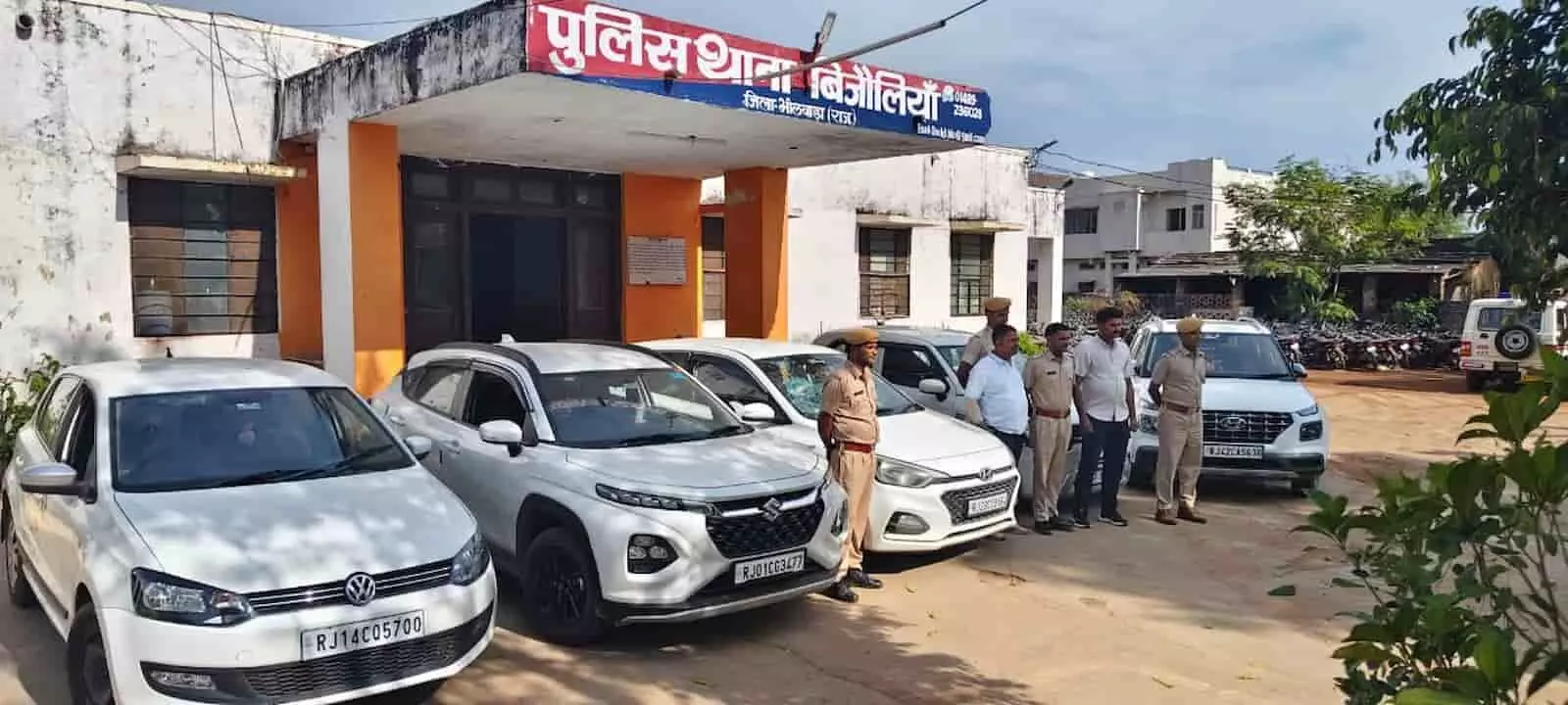बिजौलिया थाना पुलिस द्वारा जब्त की गई लग्जरी गाड़ियां और भारी मात्रा में अवैध डोडा चूरा दिखाई दे रहा है। बिजौलिया थाना पुलिस द्वारा जब्त की गई लग्जरी गाड़ियां और भारी मात्रा में अवैध डोडा चूरा दिखाई दे रहा है।