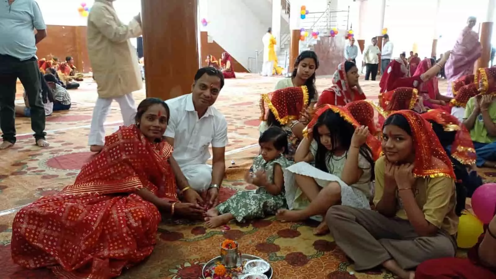 भीलवाड़ा की संजय कॉलोनी में सामूहिक कन्या पूजन के दौरान भोजन करती कन्याएं और उपस्थित सेवादार। भीलवाड़ा की संजय कॉलोनी में सामूहिक कन्या पूजन के दौरान भोजन करती कन्याएं और उपस्थित सेवादार।