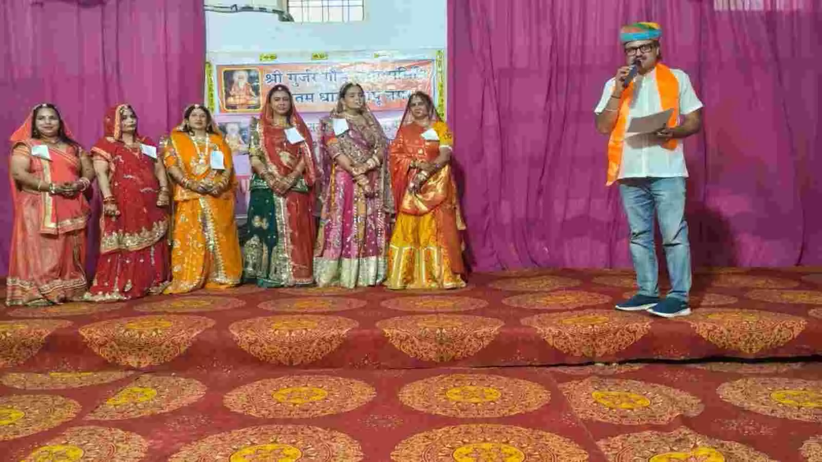 भीलवाड़ा के गौतमधाम में गणगौर प्रतियोगिता के दौरान पुरस्कार वितरण समारोह में उपस्थित प्रतिभागी और निर्णायक समूह। भीलवाड़ा के गौतमधाम में गणगौर प्रतियोगिता के दौरान पुरस्कार वितरण समारोह में उपस्थित प्रतिभागी और निर्णायक समूह।