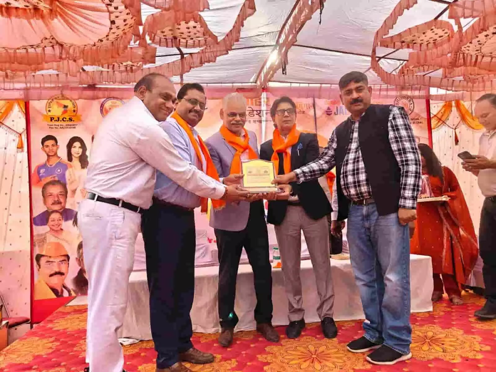 भीलवाड़ा में बिहार दिवस कार्यक्रम के दौरान अतिथियों द्वारा प्रतिभावान लोगों को सम्मान पत्र भेंट करते हुए। भीलवाड़ा में बिहार दिवस कार्यक्रम के दौरान अतिथियों द्वारा प्रतिभावान लोगों को सम्मान पत्र भेंट करते हुए।