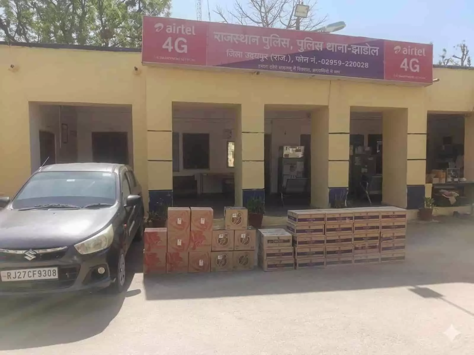झाड़ोल पुलिस थाने के बाहर जब्त शराब और कार के साथ खड़े पुलिसकर्मी और गिरफ्तार आरोपी। झाड़ोल पुलिस थाने के बाहर जब्त शराब और कार के साथ खड़े पुलिसकर्मी और गिरफ्तार आरोपी।
