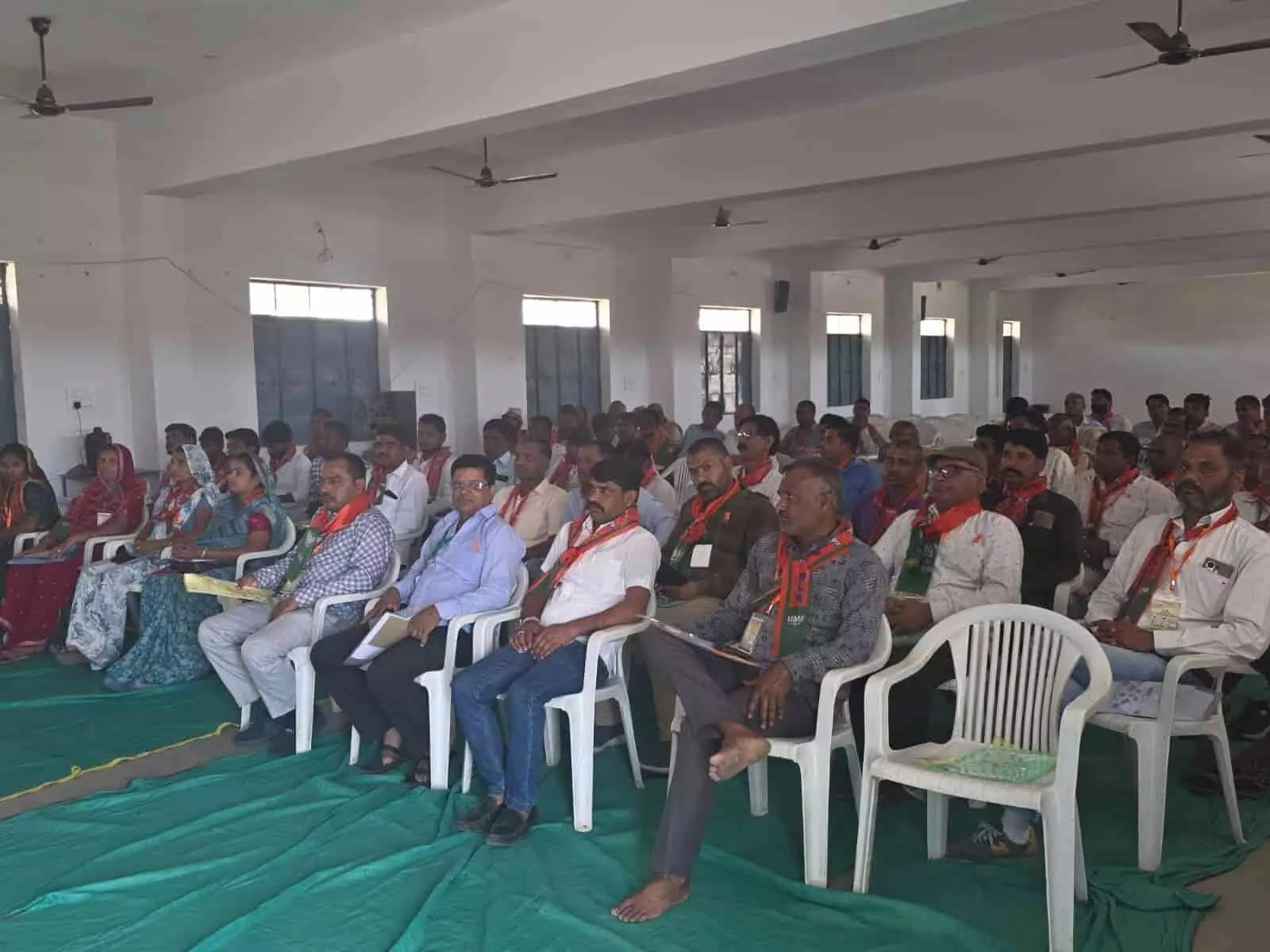 उदयपुर के झाड़ोल में भाजपा प्रशिक्षण शिविर के दौरान मंच पर बैठे पार्टी पदाधिकारी और उपस्थित कार्यकर्ता। उदयपुर के झाड़ोल में भाजपा प्रशिक्षण शिविर के दौरान मंच पर बैठे पार्टी पदाधिकारी और उपस्थित कार्यकर्ता।