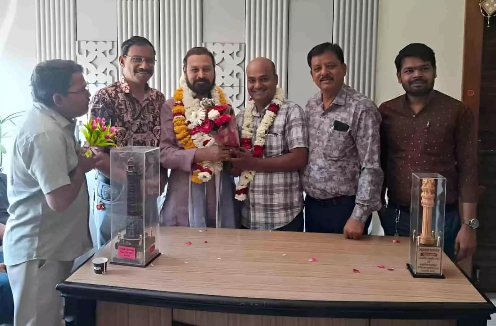 विधायक संदीप शर्मा को मांगपत्र सौंपते हाड़ौती सम्भाग कोचिंग समिति के प्रतिनिधि कोटा में। विधायक संदीप शर्मा को मांगपत्र सौंपते हाड़ौती सम्भाग कोचिंग समिति के प्रतिनिधि कोटा में।