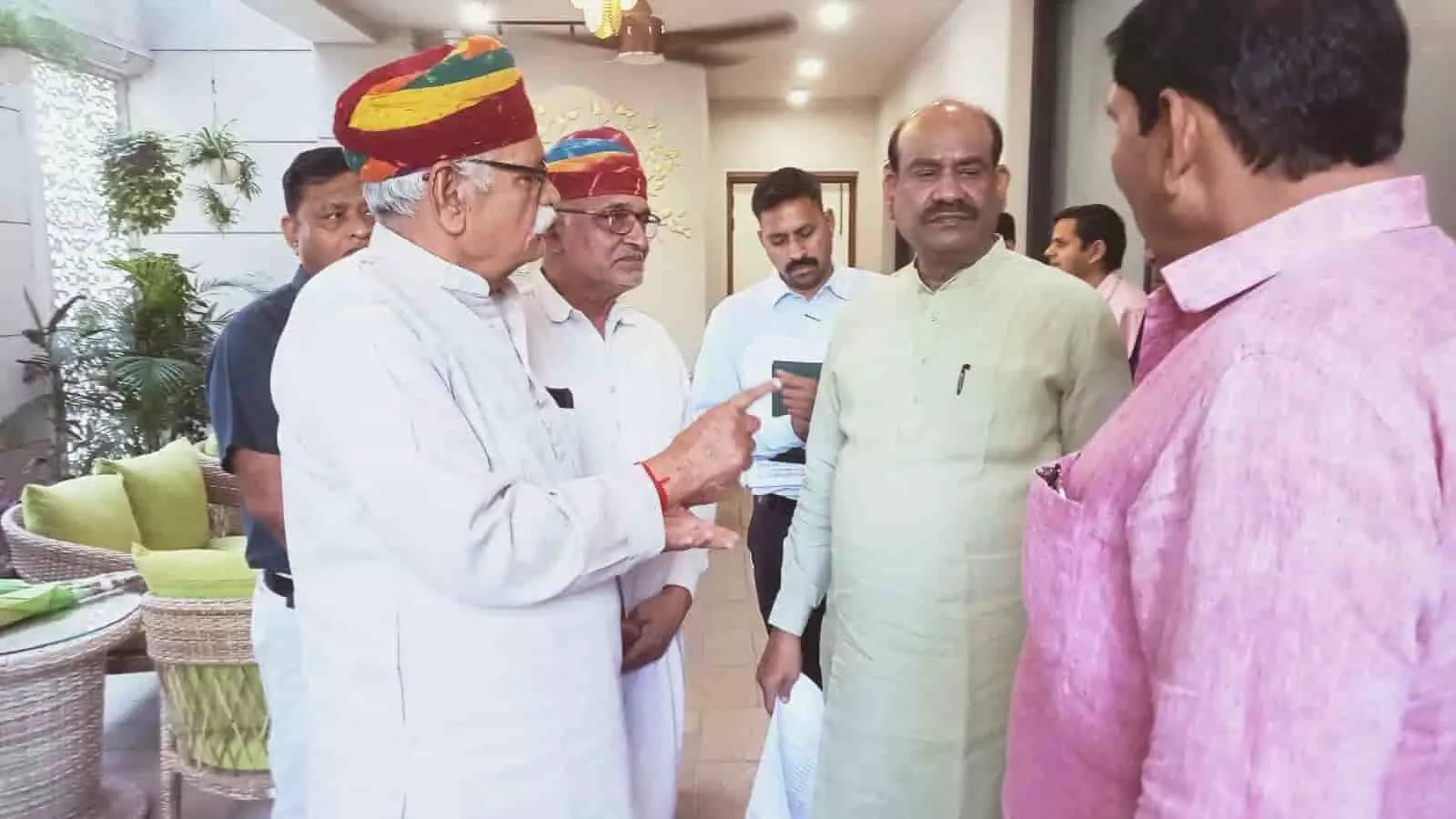लोकसभा अध्यक्ष ओम बिरला को कोटा में किसानों की समस्याओं से संबंधित ज्ञापन सौंपते भारतीय किसान संघ के प्रतिनिधि। लोकसभा अध्यक्ष ओम बिरला को कोटा में किसानों की समस्याओं से संबंधित ज्ञापन सौंपते भारतीय किसान संघ के प्रतिनिधि।