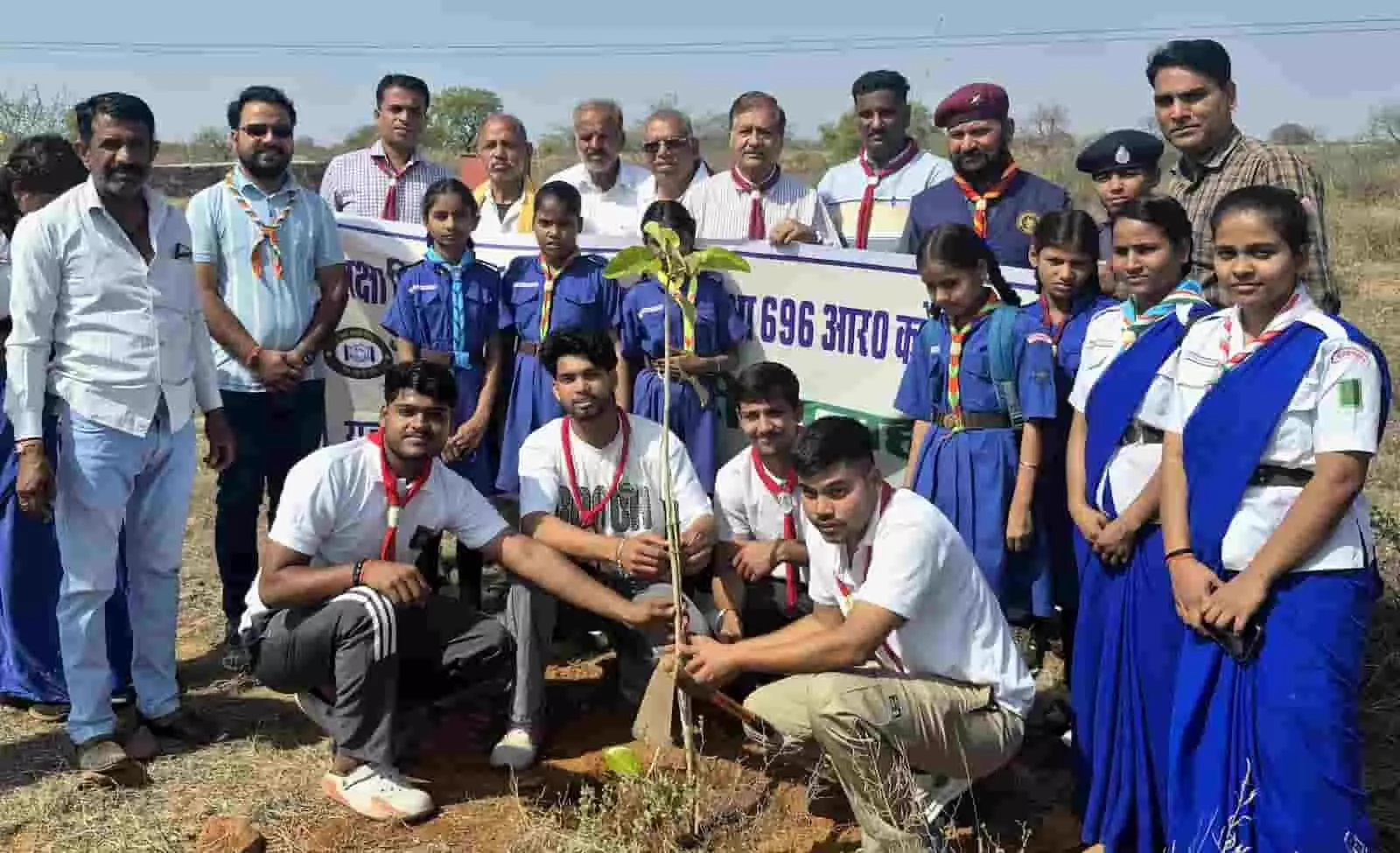कोटा के आंवली वन क्षेत्र में विश्व वानिकी सप्ताह के दौरान स्काउट गाइड द्वारा पौधरोपण किया जा रहा है। कोटा के आंवली वन क्षेत्र में विश्व वानिकी सप्ताह के दौरान स्काउट गाइड द्वारा पौधरोपण किया जा रहा है।
