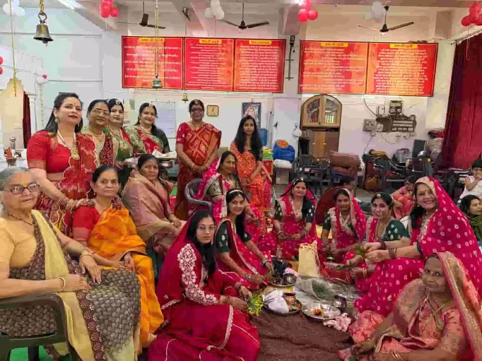 कोटा के महाकालेश्वर मंदिर में गणगौर माता की पूजा करतीं महिलाएं और शोभायात्रा का दृश्य। कोटा के महाकालेश्वर मंदिर में गणगौर माता की पूजा करतीं महिलाएं और शोभायात्रा का दृश्य।