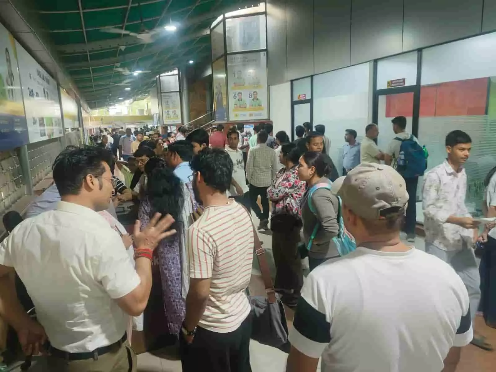 कोटा के एक कोचिंग संस्थान में प्रवेश के लिए इंक्वायरी डेस्क पर खड़े छात्र और अभिभावक। कोटा के एक कोचिंग संस्थान में प्रवेश के लिए इंक्वायरी डेस्क पर खड़े छात्र और अभिभावक।