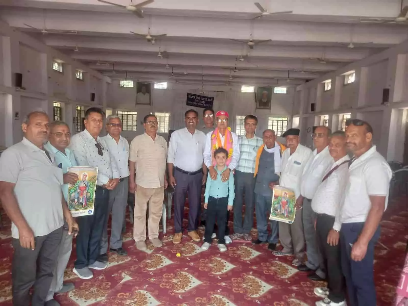 मावली पेंशनर समाज के नवनिर्वाचित अध्यक्ष मदन श्रीमाली का स्वागत करते अन्य सदस्य और पदाधिकारी। मावली पेंशनर समाज के नवनिर्वाचित अध्यक्ष मदन श्रीमाली का स्वागत करते अन्य सदस्य और पदाधिकारी।