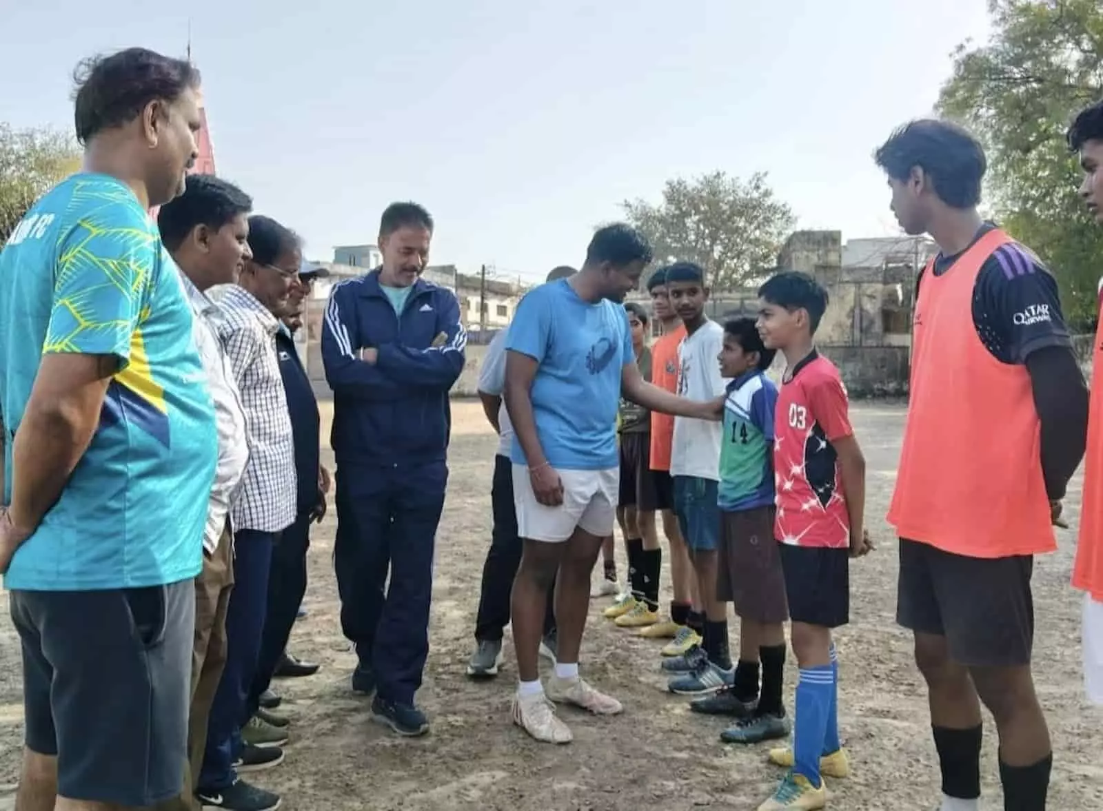 बारां के श्रीराम स्टेडियम में फुटबॉल किट पहनकर खिलाड़ियों के साथ मैच खेलते जिला पुलिस अधीक्षक अभिषेक अंदासु। बारां के श्रीराम स्टेडियम में फुटबॉल किट पहनकर खिलाड़ियों के साथ मैच खेलते जिला पुलिस अधीक्षक अभिषेक अंदासु।