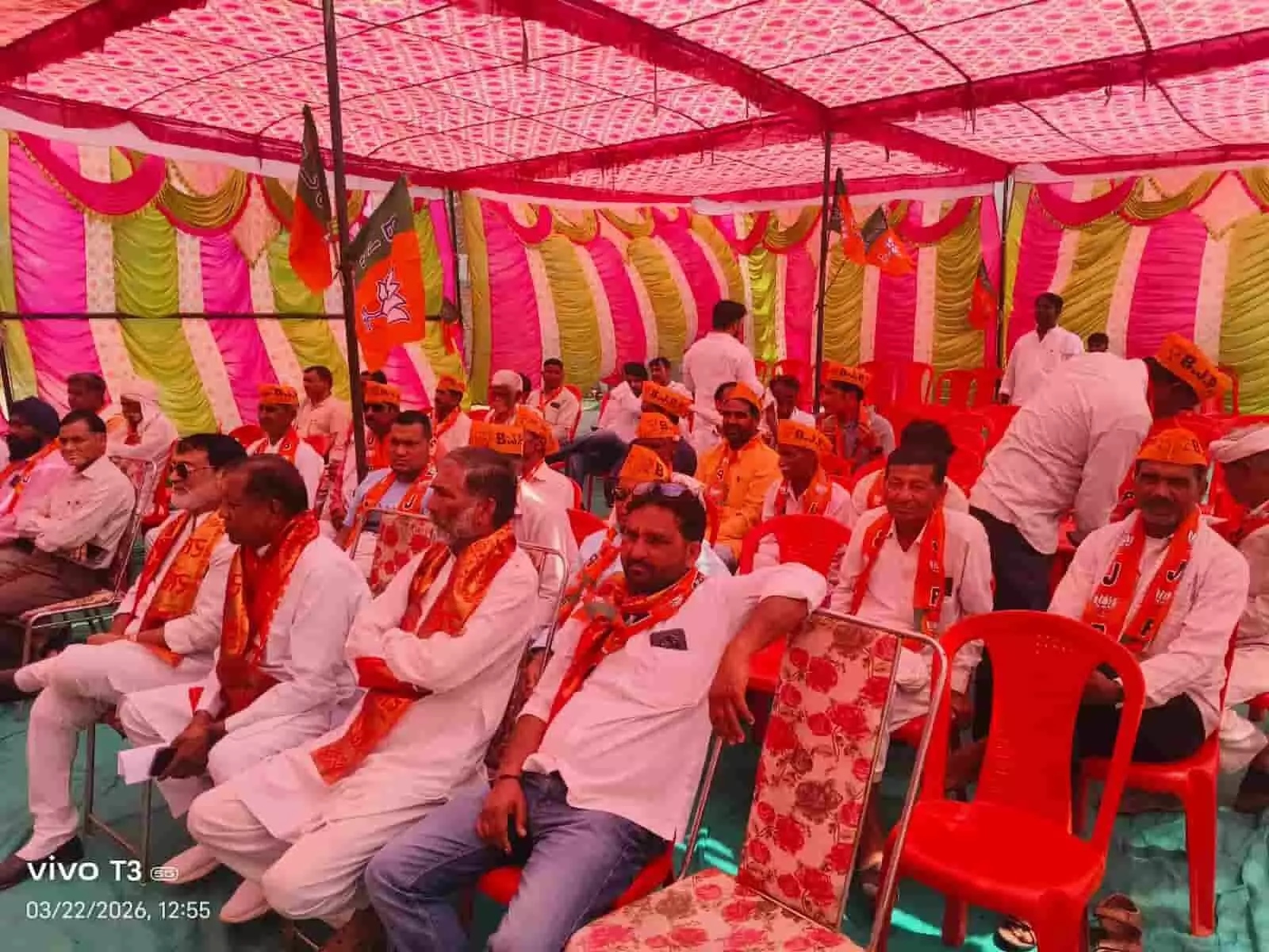 बयाना के दमदमा गांव में भाजपा ग्रामीण मंडल की बैठक में चर्चा करते कार्यकर्ता और पदाधिकारी। बयाना के दमदमा गांव में भाजपा ग्रामीण मंडल की बैठक में चर्चा करते कार्यकर्ता और पदाधिकारी।