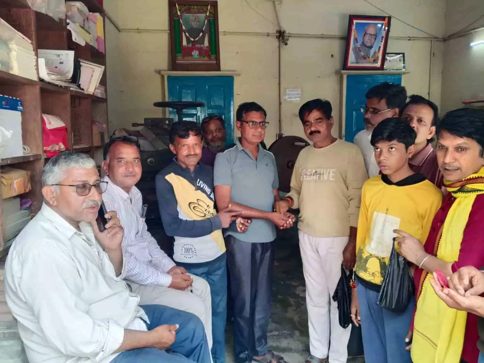 भुसावर में रामनवमी शोभायात्रा के निमंत्रण के लिए पीले चावल बांटते श्रद्धालु और भक्त मंडल के सदस्य। भुसावर में रामनवमी शोभायात्रा के निमंत्रण के लिए पीले चावल बांटते श्रद्धालु और भक्त मंडल के सदस्य।