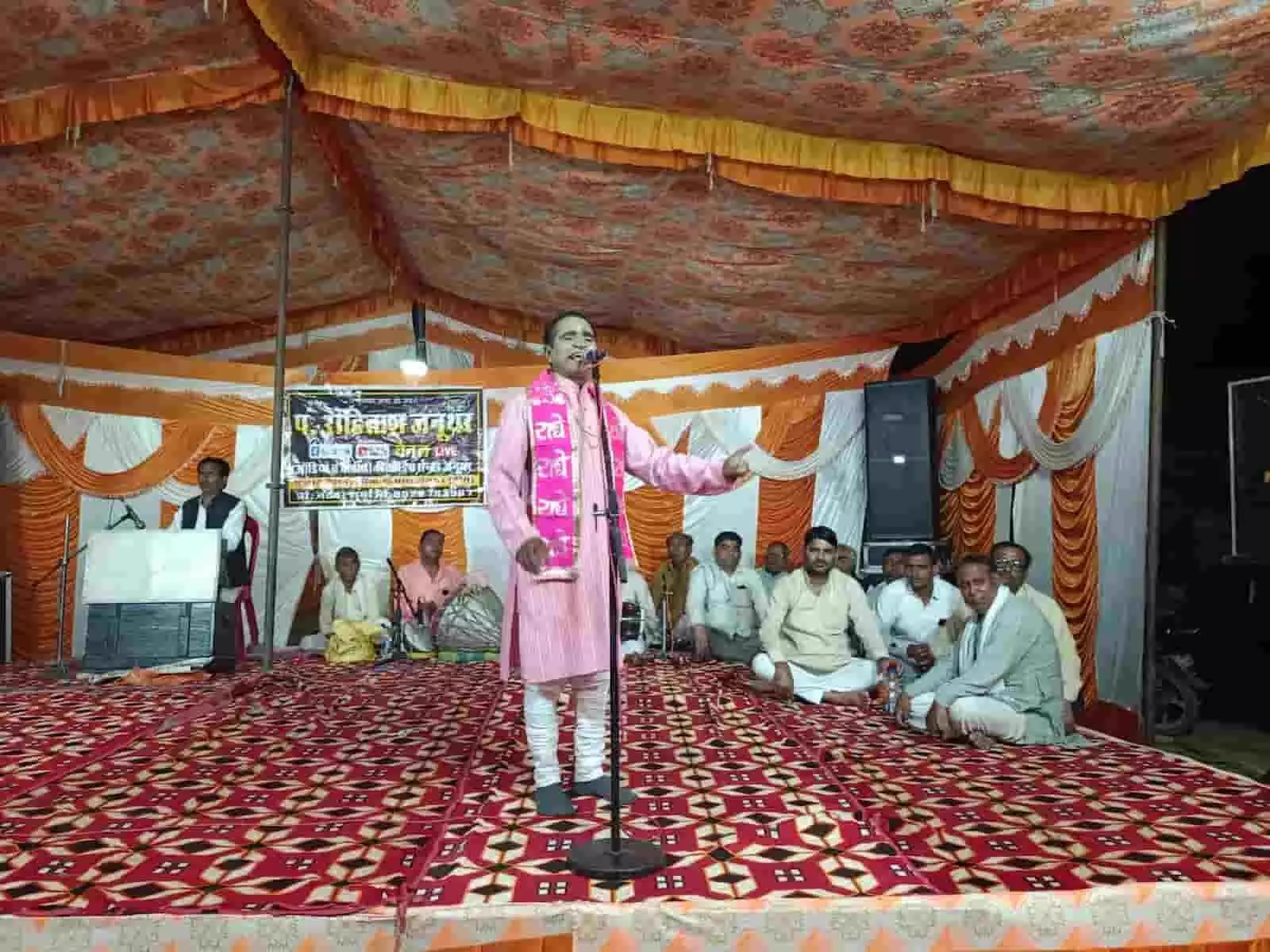 जनूथर गणगौर मेले के मंच पर पारंपरिक वेशभूषा में नौटंकी का प्रदर्शन करते कलाकार।