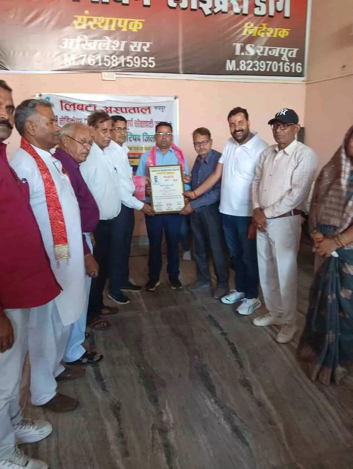 डीग के मुकुंदी सेवा सदन में आयोजित चिकित्सा शिविर में स्वास्थ्य जांच करते डॉक्टर और उपस्थित मरीज। डीग के मुकुंदी सेवा सदन में आयोजित चिकित्सा शिविर में स्वास्थ्य जांच करते डॉक्टर और उपस्थित मरीज।