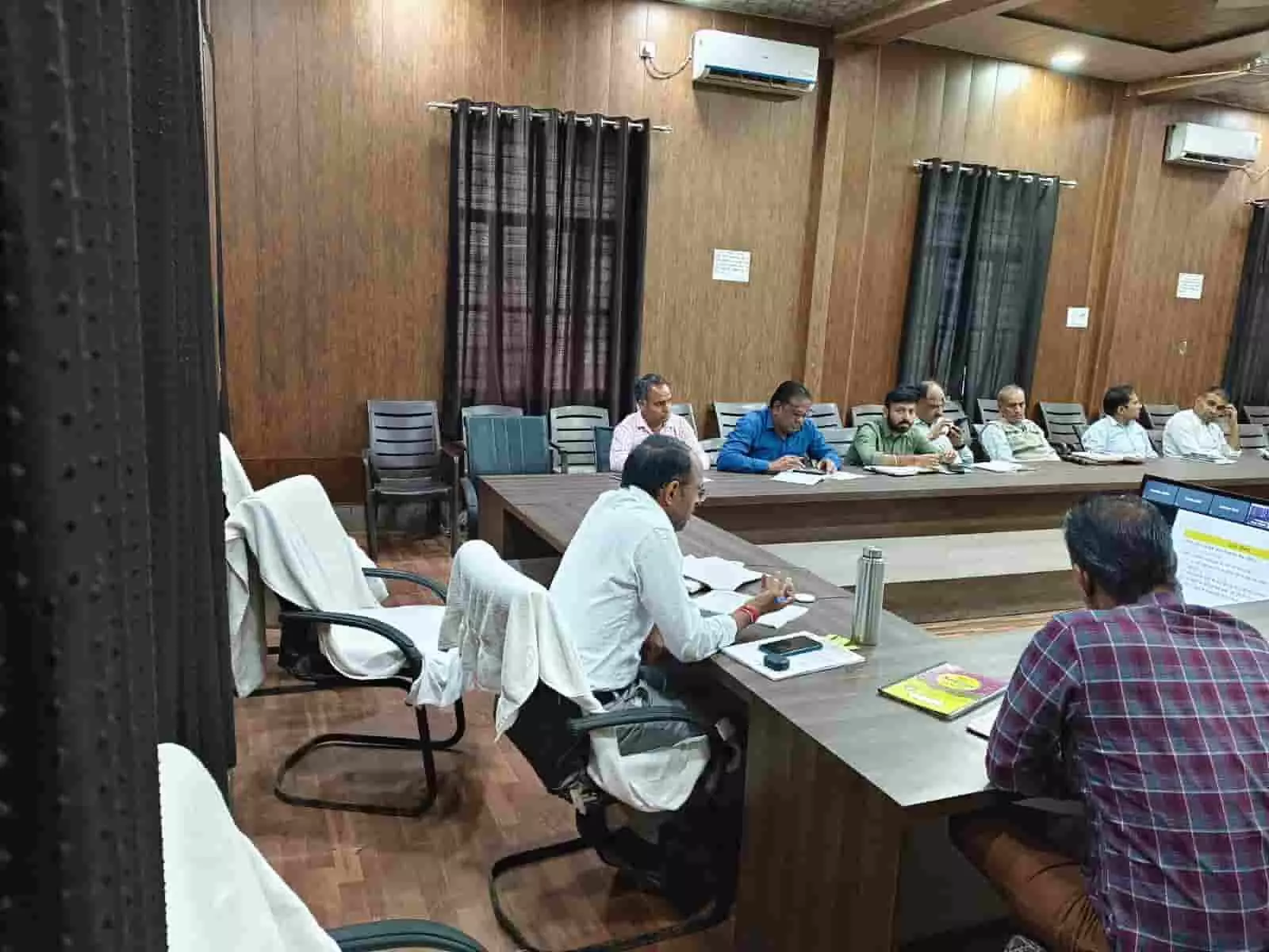 डीग कलेक्ट्रेट में विकास कार्यों की समीक्षा बैठक की अध्यक्षता करते अतिरिक्त जिला कलक्टर राजकुमार कस्वां और उपस्थित अधिकारी। डीग कलेक्ट्रेट में विकास कार्यों की समीक्षा बैठक की अध्यक्षता करते अतिरिक्त जिला कलक्टर राजकुमार कस्वां और उपस्थित अधिकारी।